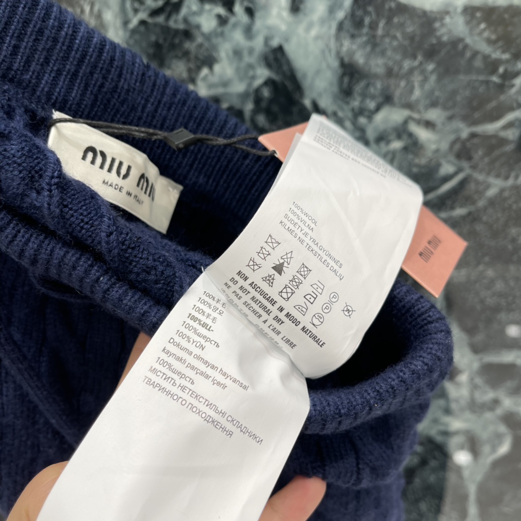 Miu 25秋冬新款 麻花针织短裤 经典麻花纹理+撞色 logo微标细节满分计 宽松版型+松紧腰 舒适好