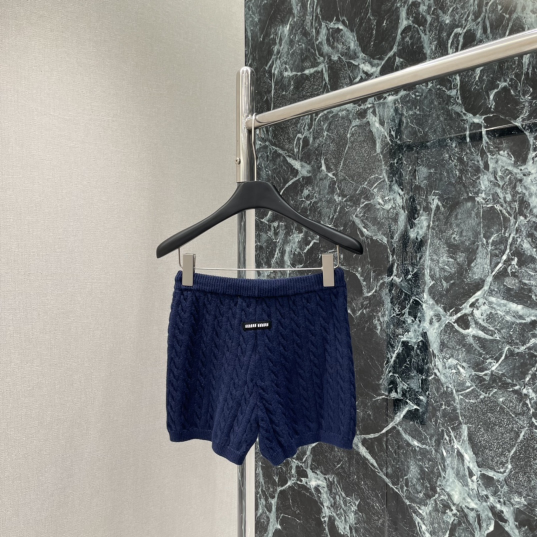 Miu 25秋冬新款 麻花针织短裤 经典麻花纹理+撞色 logo微标细节满分计 宽松版型+松紧腰 舒适好