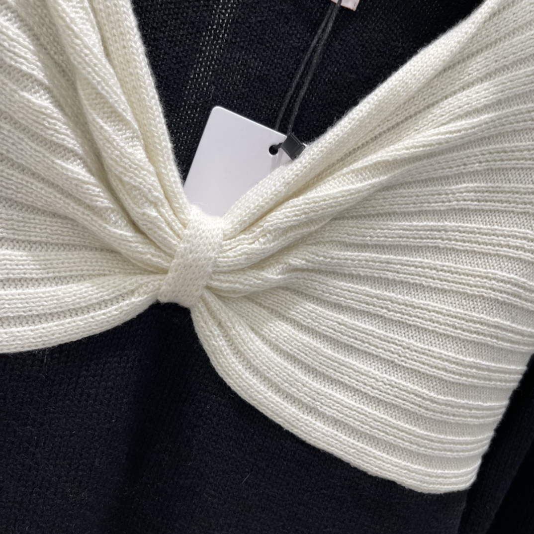 Val华伦 25秋冬新款 蝴蝶结针织上衣 黑白撞色设计超吸睛 穿着舒适又保暖 领口立体蝴蝶结甜美优雅 修