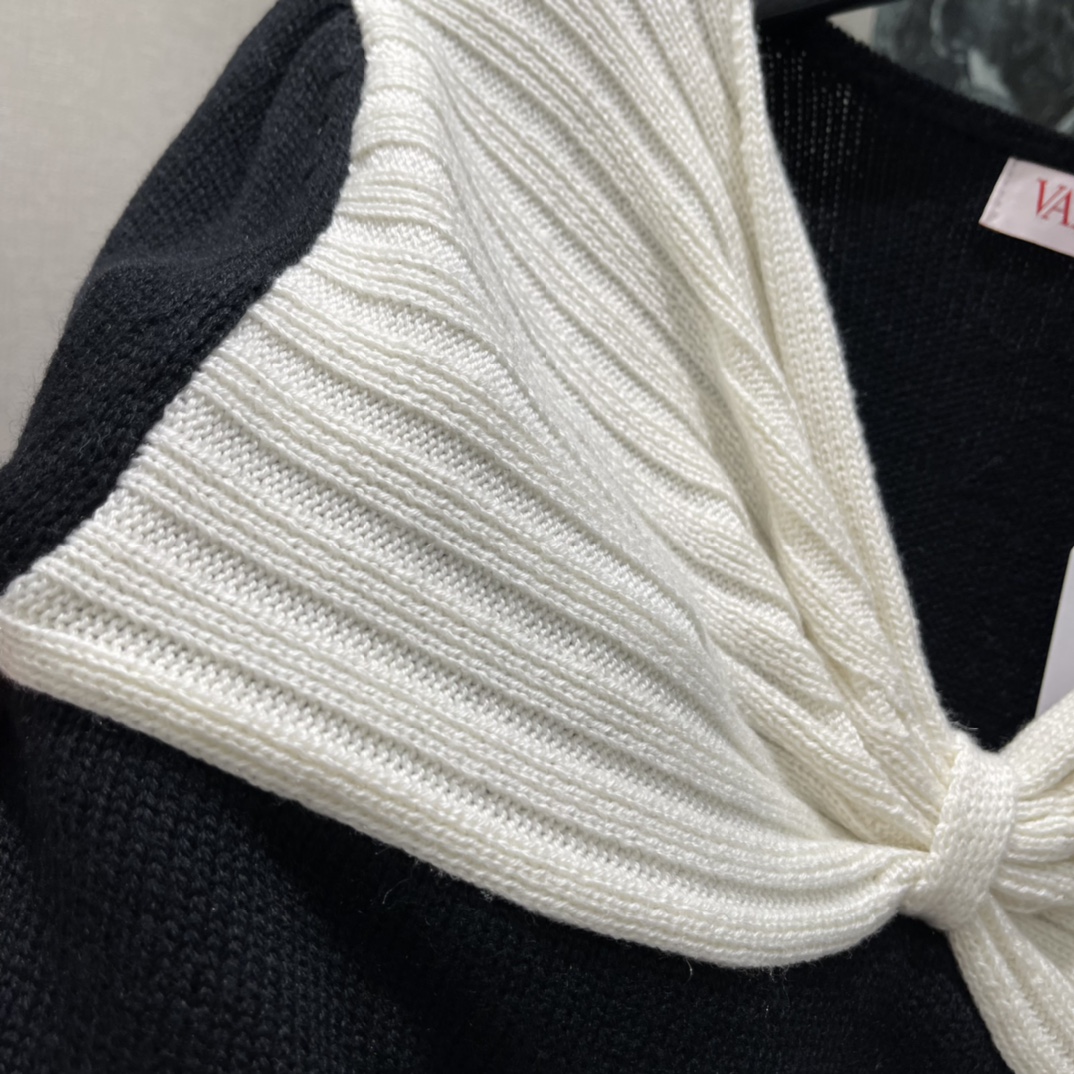 Val华伦 25秋冬新款 蝴蝶结针织上衣 黑白撞色设计超吸睛 穿着舒适又保暖 领口立体蝴蝶结甜美优雅 修