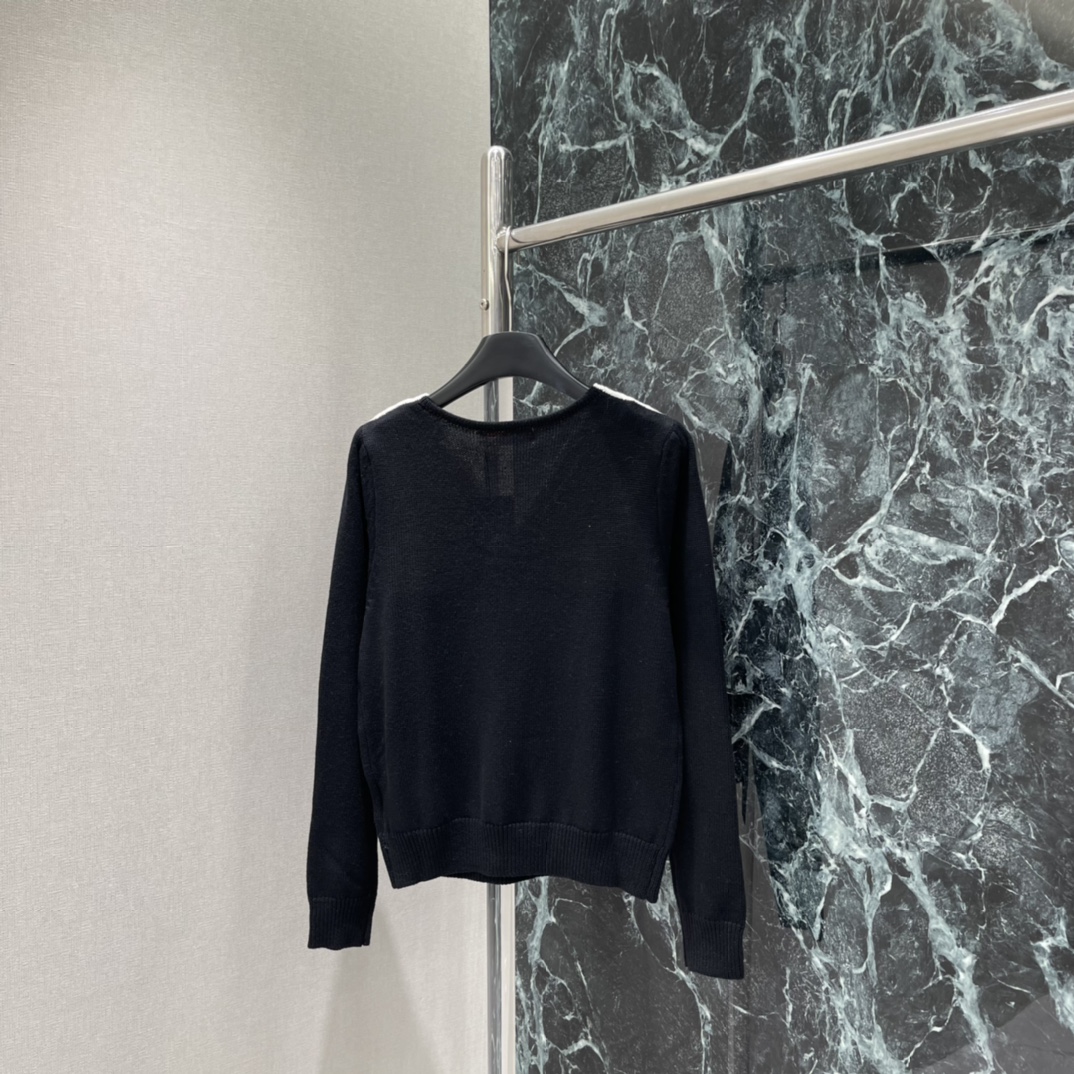 Val华伦 25秋冬新款 蝴蝶结针织上衣 黑白撞色设计超吸睛 穿着舒适又保暖 领口立体蝴蝶结甜美优雅 修