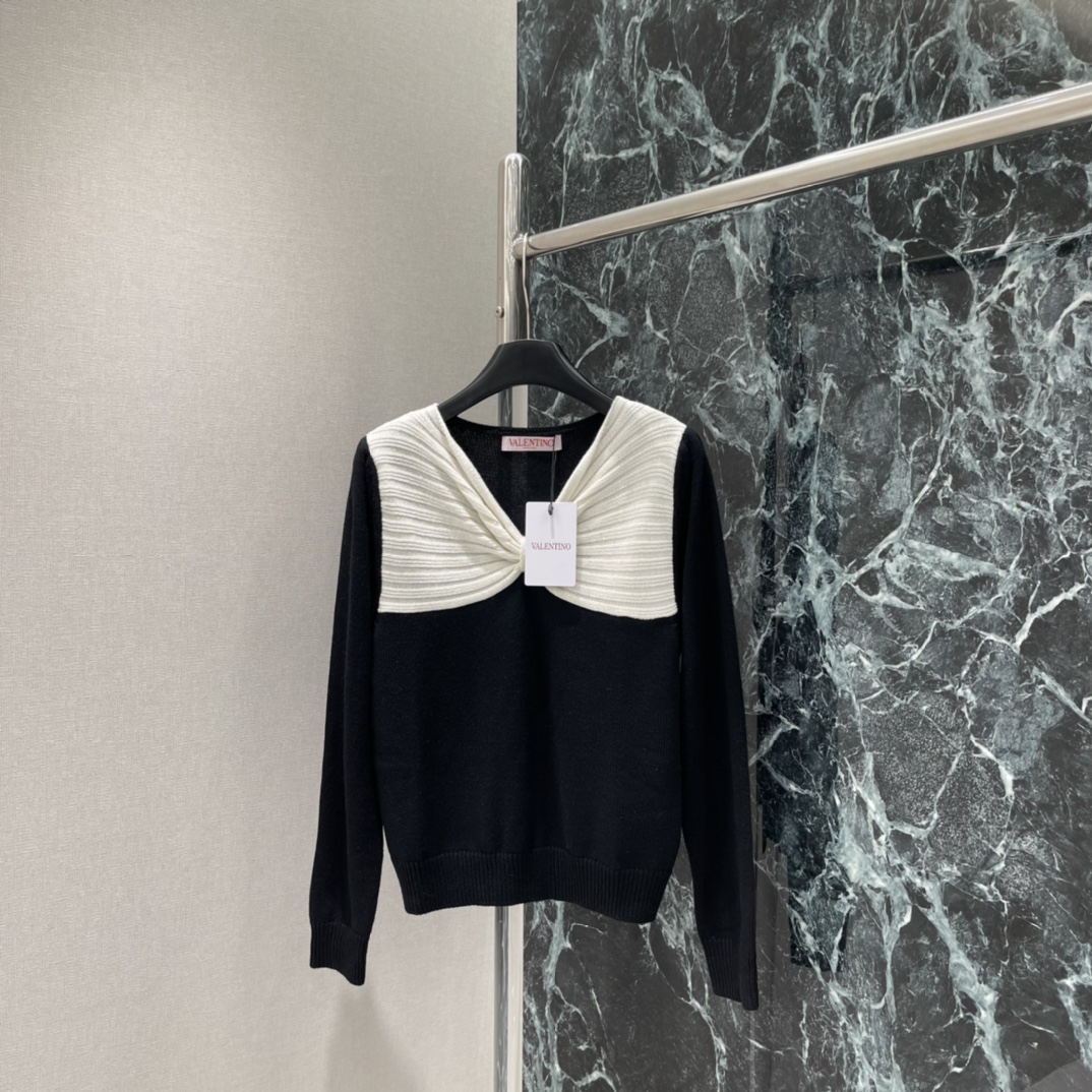 Val华伦 25秋冬新款 蝴蝶结针织上衣 黑白撞色设计超吸睛 穿着舒适又保暖 领口立体蝴蝶结甜美优雅 修