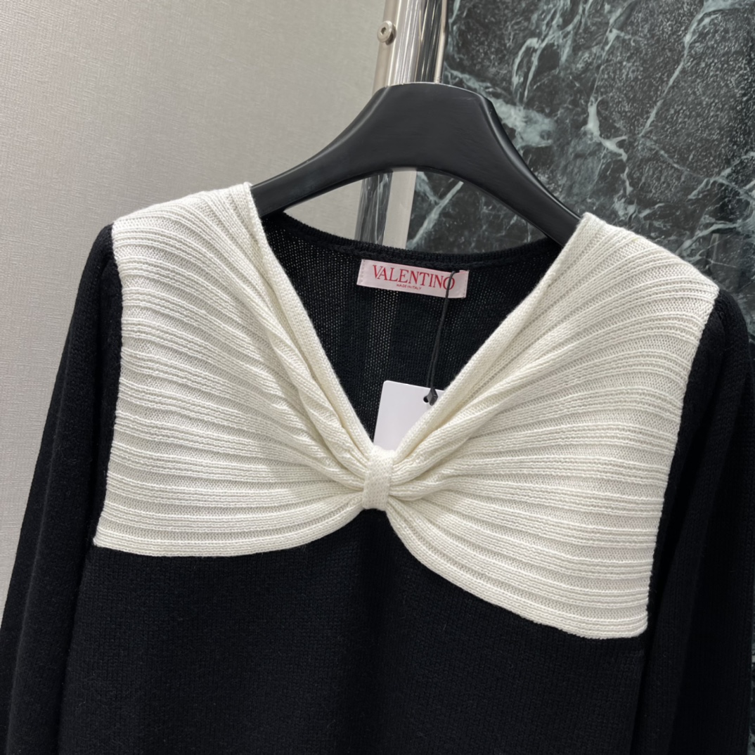 Val华伦 25秋冬新款 蝴蝶结针织上衣 黑白撞色设计超吸睛 穿着舒适又保暖 领口立体蝴蝶结甜美优雅 修