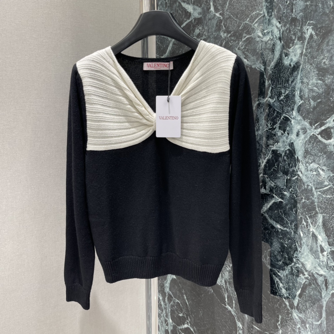 Val华伦 25秋冬新款 蝴蝶结针织上衣 黑白撞色设计超吸睛 穿着舒适又保暖 领口立体蝴蝶结甜美优雅 修