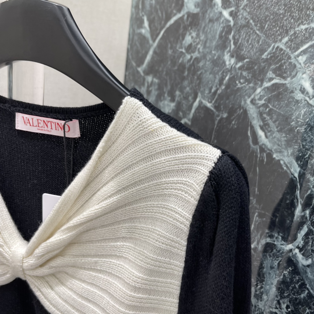 Val华伦 25秋冬新款 蝴蝶结针织上衣 黑白撞色设计超吸睛 穿着舒适又保暖 领口立体蝴蝶结甜美优雅 修