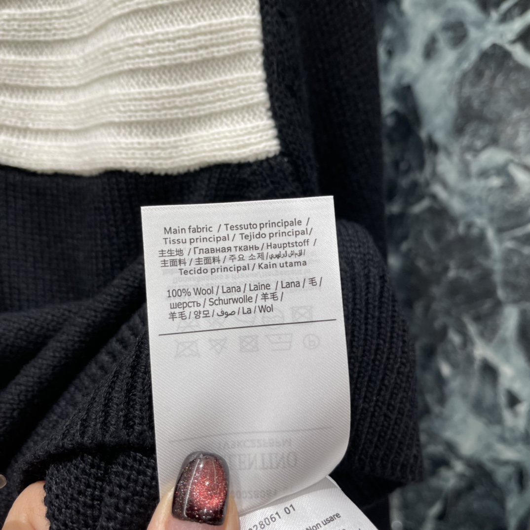 Val华伦 25秋冬新款 蝴蝶结针织上衣 黑白撞色设计超吸睛 穿着舒适又保暖 领口立体蝴蝶结甜美优雅 修