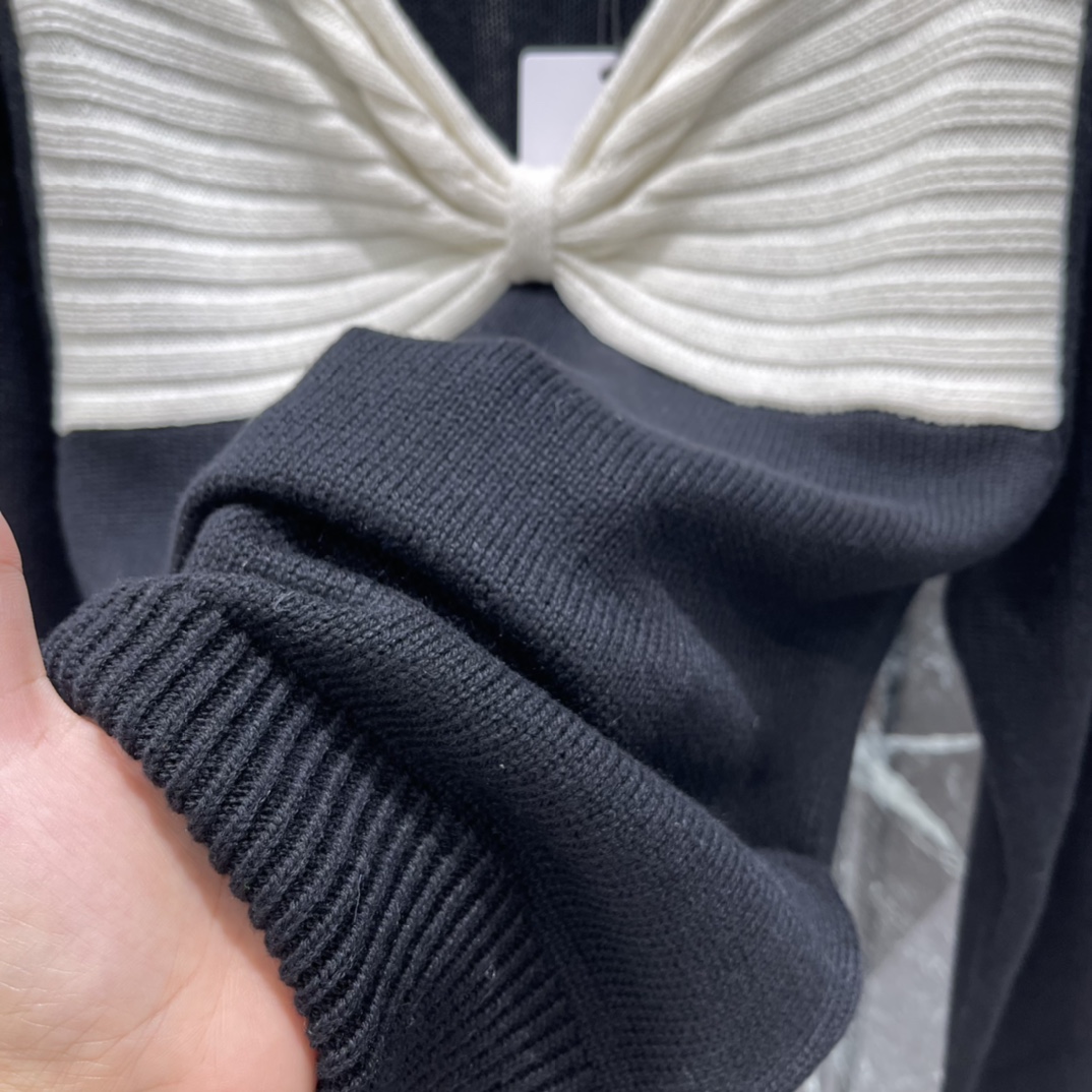 Val华伦 25秋冬新款 蝴蝶结针织上衣 黑白撞色设计超吸睛 穿着舒适又保暖 领口立体蝴蝶结甜美优雅 修