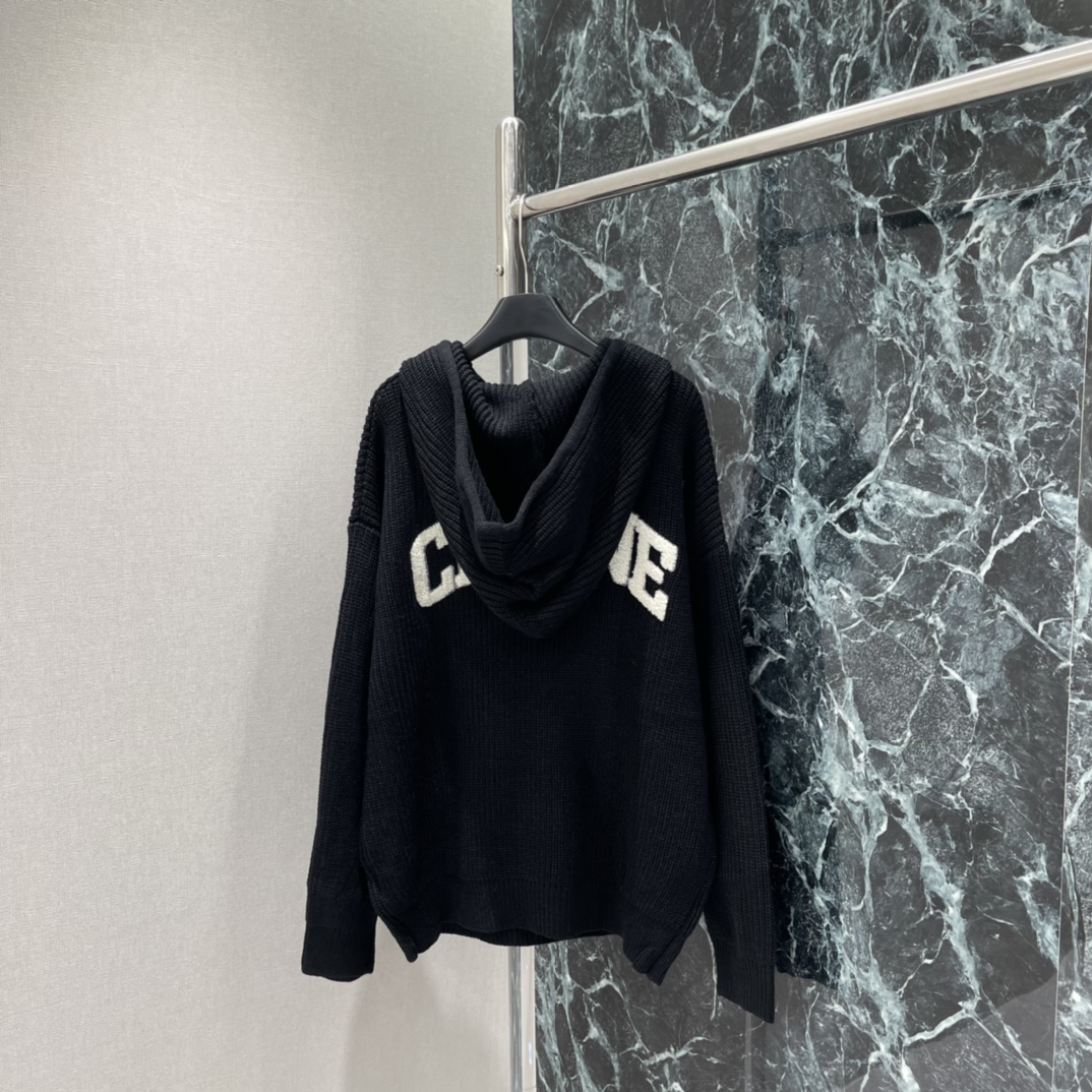 CE 25秋冬新款 刺绣标识针织帽衫 胸前与背后白色立体双C刺绣Logo辨识度满分 休闲感十足，宽松版型