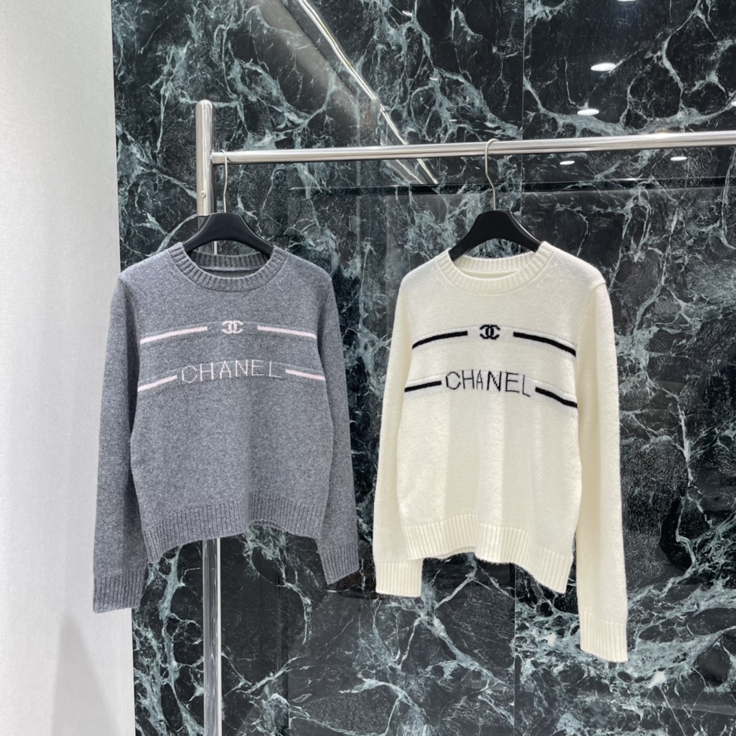 小香 25秋冬新款 刺绣提花标志上衣 胸前黑色双C 字母logo字母刺绣 辨识度满分计。经典圆领套头设计