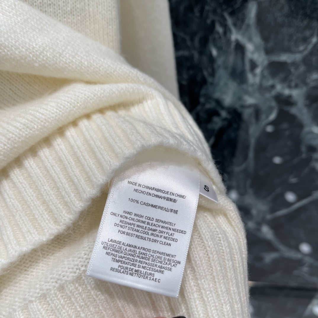 小香 25秋冬新款 刺绣提花标志上衣 胸前黑色双C 字母logo字母刺绣 辨识度满分计。经典圆领套头设计