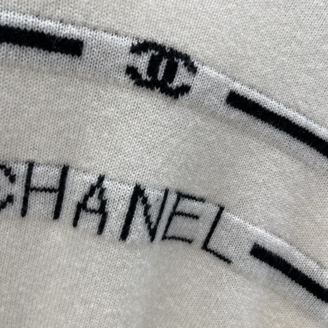 小香 25秋冬新款 刺绣提花标志上衣 胸前黑色双C 字母logo字母刺绣 辨识度满分计。经典圆领套头设计