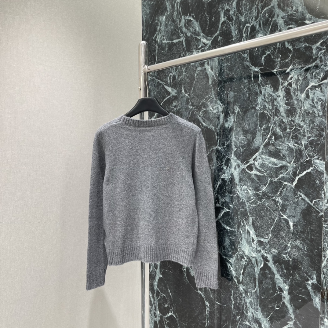 小香 25秋冬新款 刺绣提花标志上衣 胸前黑色双C 字母logo字母刺绣 辨识度满分计。经典圆领套头设计