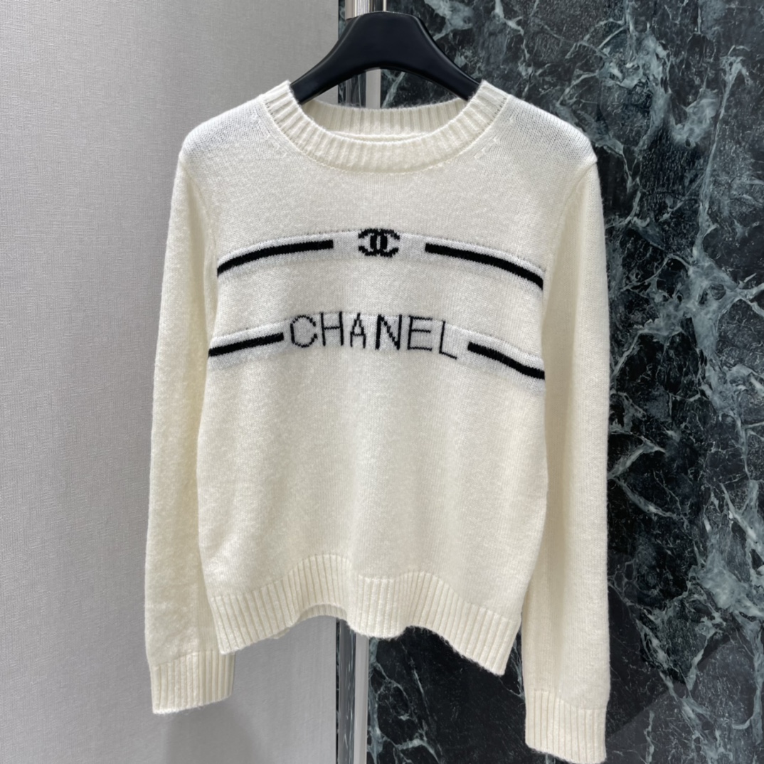 小香 25秋冬新款 刺绣提花标志上衣 胸前黑色双C 字母logo字母刺绣 辨识度满分计。经典圆领套头设计