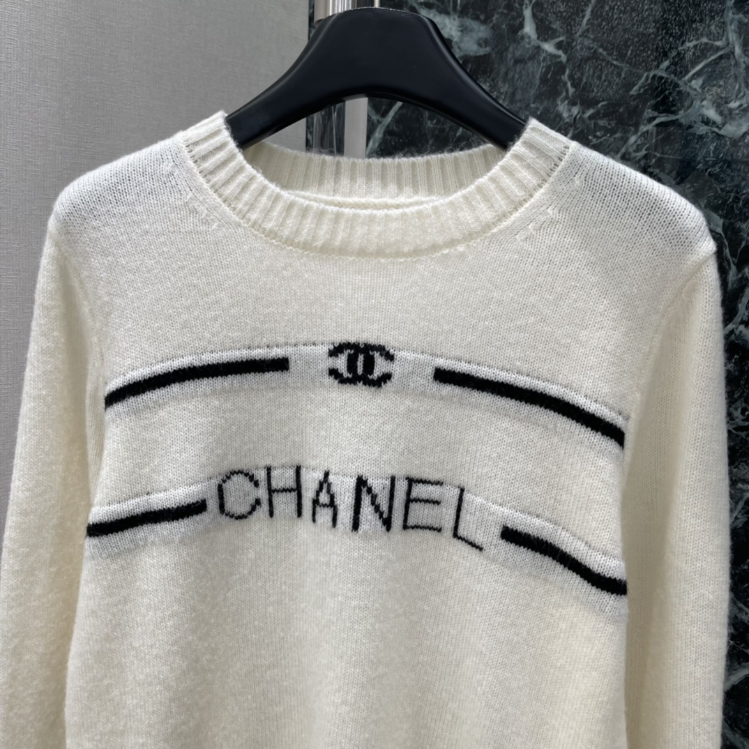 小香 25秋冬新款 刺绣提花标志上衣 胸前黑色双C 字母logo字母刺绣 辨识度满分计。经典圆领套头设计