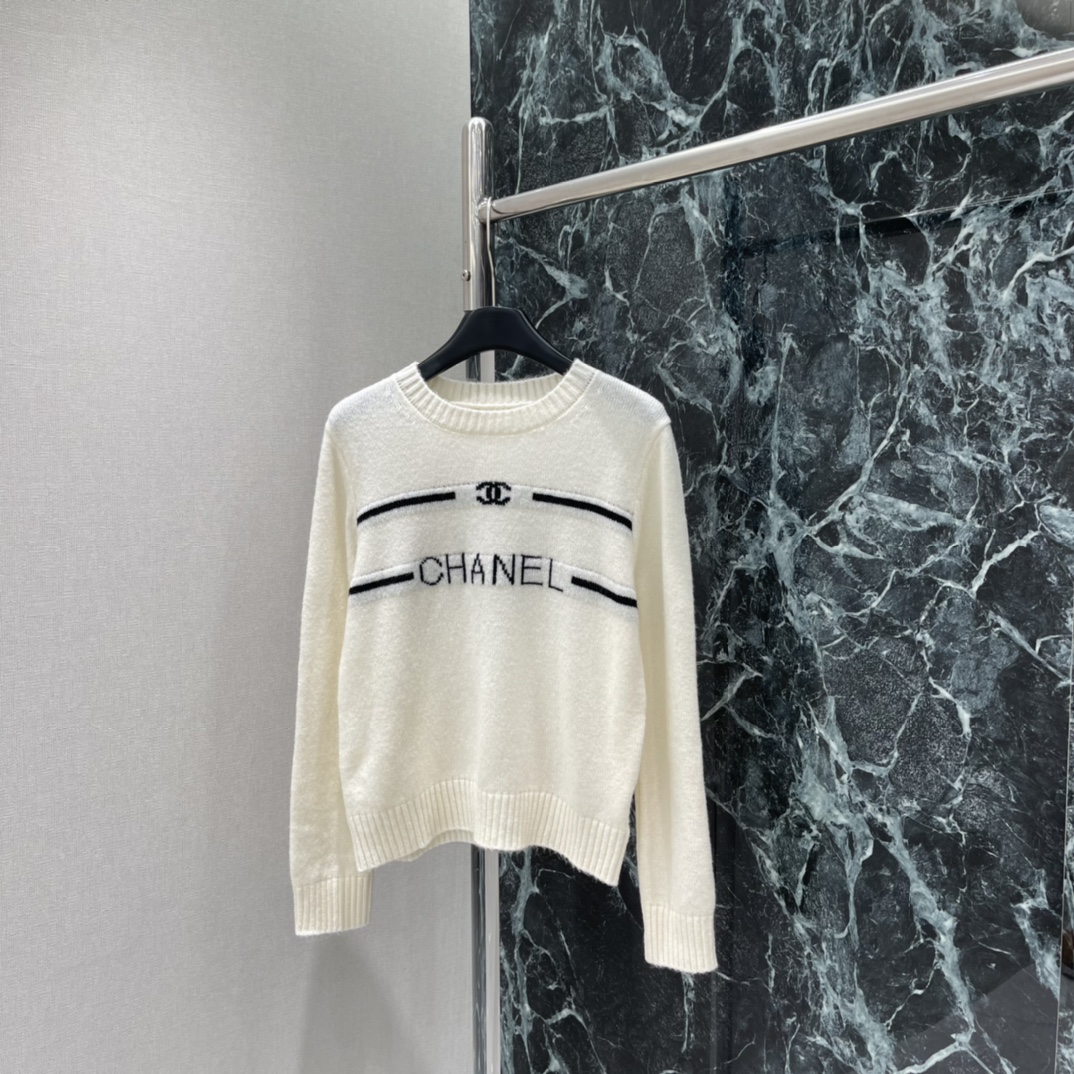 小香 25秋冬新款 刺绣提花标志上衣 胸前黑色双C 字母logo字母刺绣 辨识度满分计。经典圆领套头设计