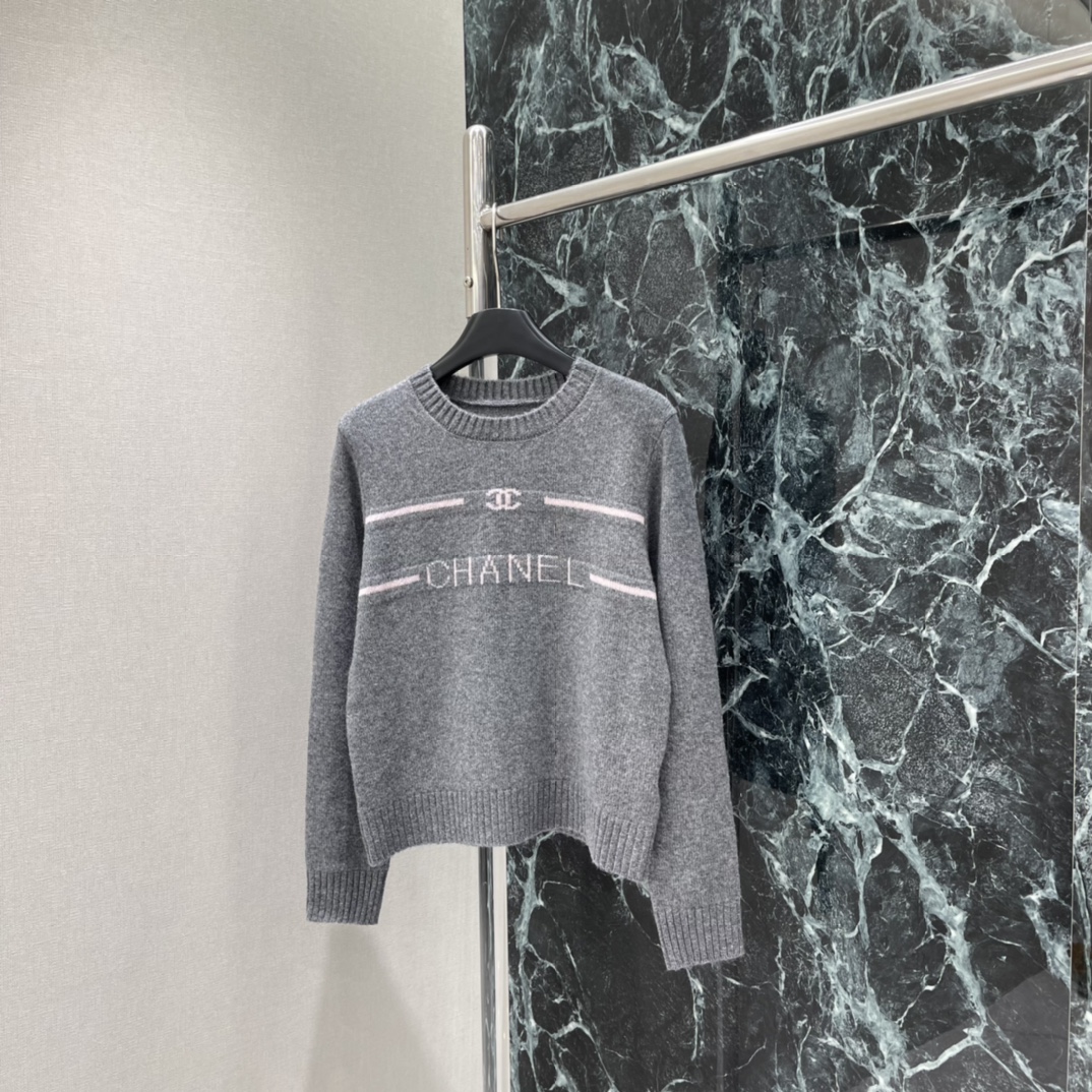 小香 25秋冬新款 刺绣提花标志上衣 胸前黑色双C 字母logo字母刺绣 辨识度满分计。经典圆领套头设计