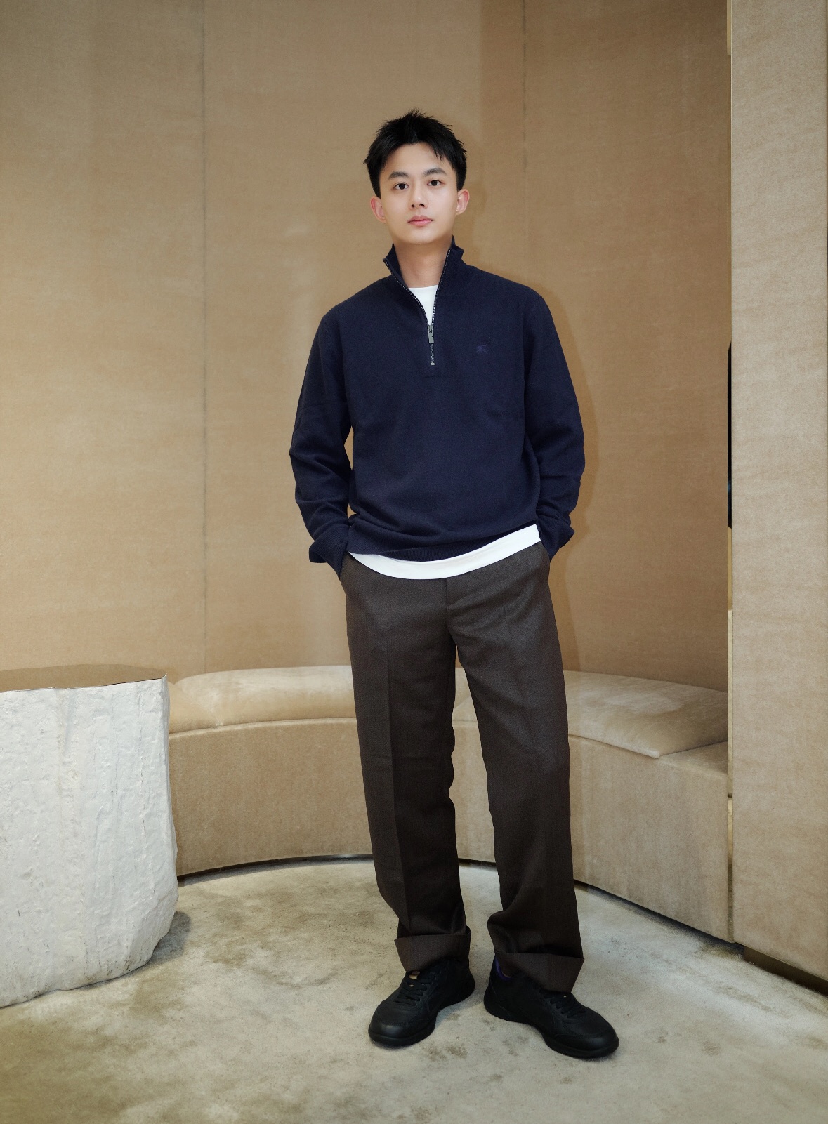 NO:609364,BBR Burberry half-zip sweater, top-quality virgin wool material, light and breathable, comfortable and warm, 16-needle fine weave, exquisite craftsmanship, excellent quality, embroidered small logo, low-key and restrained, easily create a modern yuppie style, size S, M, L, XL,, burberry, sweaters, alexander wang19860909BBR巴宝莉 半拉链 毛衣 顶级初剪羊毛料 轻盈透气 舒适保暖 16针细腻织法 工艺精湛卓越 质量杠杠滴 刺绣小标Logo 低调内敛 轻松打造现代雅痞风格 码数S,M,L,XL,,burberry,sweaters,alexander wang,Men's clothing