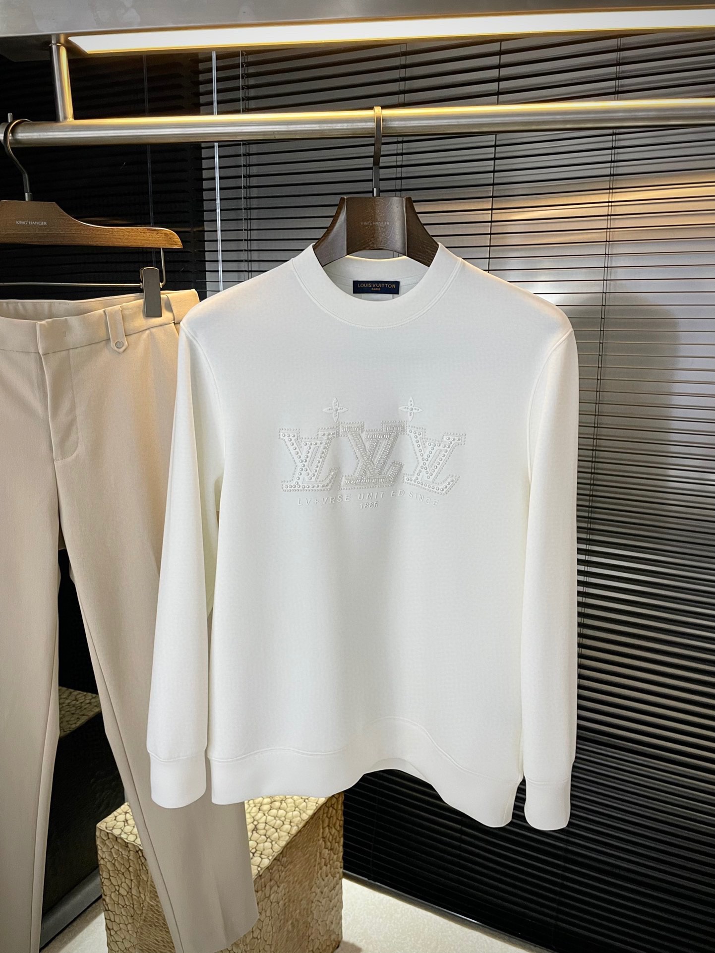 NO:608686,P LOUIS VU (Louis) 2025 new autumn style, the latest sweatshirts at the counter. The original version is casual and versatile, with a casual and lazy style. Customized original modal fabric, which is extremely comfortable. High-end atmosphere, does it have the taste of autumn, the first choice. Size M-3XL Purchasing level...,, louis vuitton, louis vuitton, hoodie, sweatshirts, alexander wang19860909P  LOUIS VU（路易）2025秋季新款,专柜最新卫衣 原版版型上身休闲百搭、随性慵懒范,定制原版莫代尔面料,舒适感爆棚.高端大气,秋天的味道有没有,首选 .码数 M-3XL 代购级别……,,louis vuitton,louis vuitton,hoodie,sweatshirts,alexander wang,Men's clothing