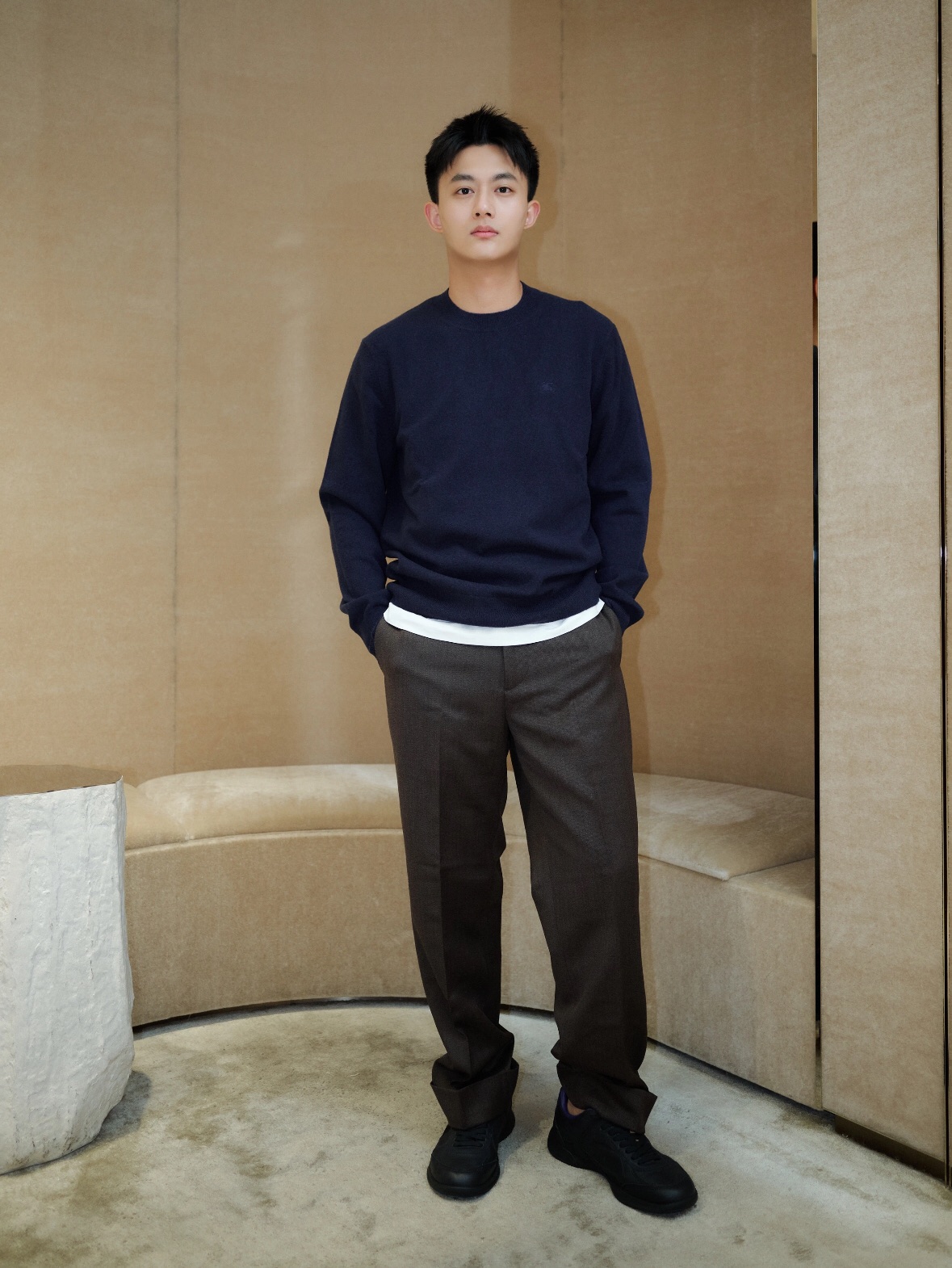 NO:609370,BBR Burberry round neck sweater, top virgin wool material, light and breathable, comfortable and warm, 16-needle fine weave, exquisite craftsmanship, excellent quality, embroidered small logo, low-key and restrained, easily create a modern yuppie style, size S, M, L, XL,, burberry, sweaters, alexander wang19860909BBR巴宝莉 圆领 毛衣 顶级初剪羊毛料 轻盈透气 舒适保暖 16针细腻织法 工艺精湛卓越 质量杠杠滴 刺绣小标Logo 低调内敛 轻松打造现代雅痞风格 码数S,M,L,XL,,burberry,sweaters,alexander wang,Men's clothing