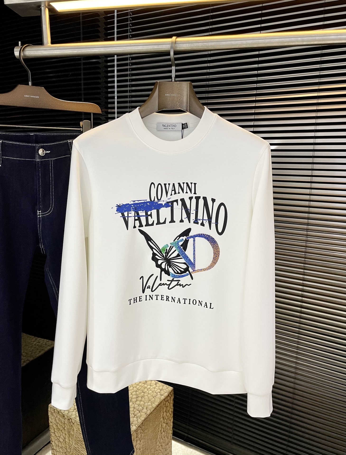 NO:608687,P VLTN-(Valentino) 2025 new autumn style, the latest sweatshirt in the store. The original version is casual and versatile, with a casual and lazy style. Customized original modal fabric, which is extremely comfortable. High-end atmosphere, does it have the taste of autumn, the first choice. Size M-3XL Purchasing level...,,valentino,hoodie,sweatshirts,alexander wang19860909P  VLTN-（华伦天奴）2025秋季新款,专柜最新卫衣 原版版型上身休闲百搭、随性慵懒范,定制原版莫代尔面料,舒适感爆棚.高端大气,秋天的味道有没有,首选 .码数 M-3XL 代购级别……,,valentino,hoodie,sweatshirts,alexander wang,Men's clothing