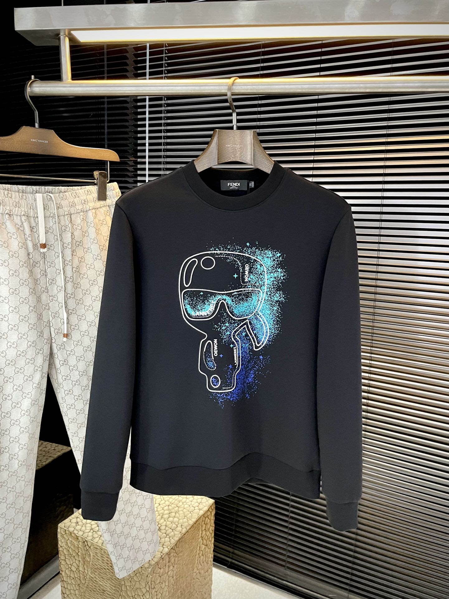 NO:608689,P FEND (Fendi) 2025 new autumn style, the latest sweatshirt in the counter. The original version is casual and versatile, with a casual and lazy style. Customized original modal fabric, which is extremely comfortable. High-end atmosphere, does it have the taste of autumn, the first choice. Size M-3XL Purchasing level...,,fendi,fendi,hoodie,sweatshirts,alexander wang19860909P  FEND（芬迪）2025秋季新款,专柜最新卫衣 原版版型上身休闲百搭、随性慵懒范,定制原版莫代尔面料,舒适感爆棚.高端大气,秋天的味道有没有,首选 .码数 M-3XL 代购级别……,,fendi,fendi,hoodie,sweatshirts,alexander wang,Men's clothing