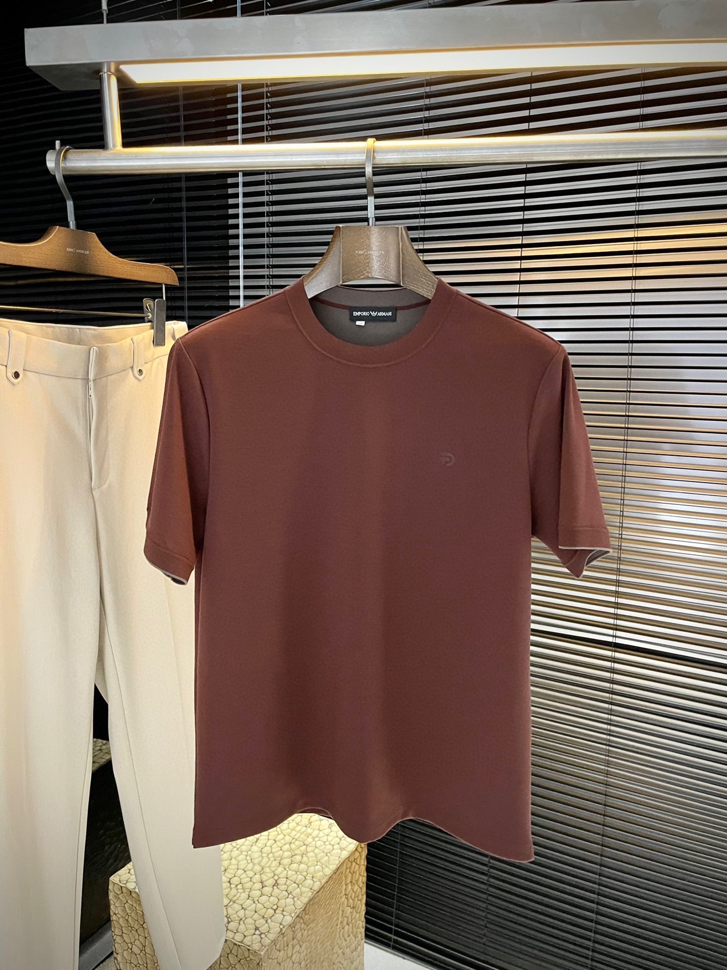 NO:608691,P EmporioArmin - (Armani) VIP advanced customization 2025 autumn new short-sleeved bottoming. Versatile style. Anyone can easily control it. The fabric is fully customized. High-count customized viscose fabric. The fabric feels soft, and the upper body is comfortable and soft. The simple style is very classy, ​​simple and stylish, and the tailoring is slim. It is very refined, shows aura, and will highlight the sophistication of business men!  Size M-3XL next day shipping, armani, T-shirt, alexander wang19860909P  EmporioArmin-（阿玛尼）VIP高级定制 2025秋季新款短袖打底 百搭款式 任何人都可以轻松驾驭 面料全订制工艺 高支定制粘纤面料 面料手感柔软,上身舒适柔软 简约的款式非常显档次,简约个性时尚,版型剪裁属于修身款 非常精致,显气场,又会凸显商务男士的精致！尺码 M-3XL隔天出货,,armani,T-shirt,alexander wang,Men's clothing