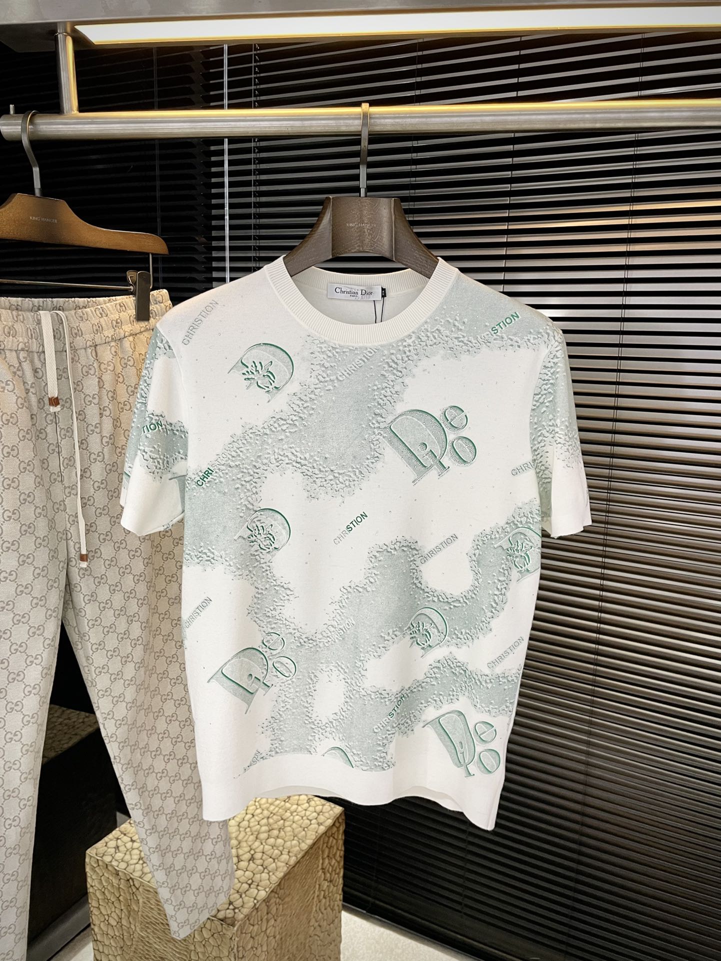 NO:608694,P Dio-(Dior) VIP advanced customization 2025 autumn new short-sleeved bottoming. Versatile style. Anyone can easily control it. The fabric is fully customized. High-count customized mulberry silk anti-pilling wool fabric. The fabric feels soft and the upper body is comfortable and soft. The simple style is very classy, ​​simple and stylish, and the tailoring is slim. It is very refined, shows aura, and will highlight the sophistication of business men!  Size M-3XL,,dior,dior,T-shirt,alexander wang19860909P  Dio-（迪奥）VIP高级定制 2025秋季新款短袖打底 百搭款式 任何人都可以轻松驾驭 面料全订制工艺 高支定制桑蚕丝抗起球羊毛面料 面料手感柔软,上身舒适柔软 简约的款式非常显档次,简约个性时尚,版型剪裁属于修身款 非常精致,显气场,又会凸显商务男士的精致！尺码 M-3XL,,dior,dior,T-shirt,alexander wang,Men's clothing