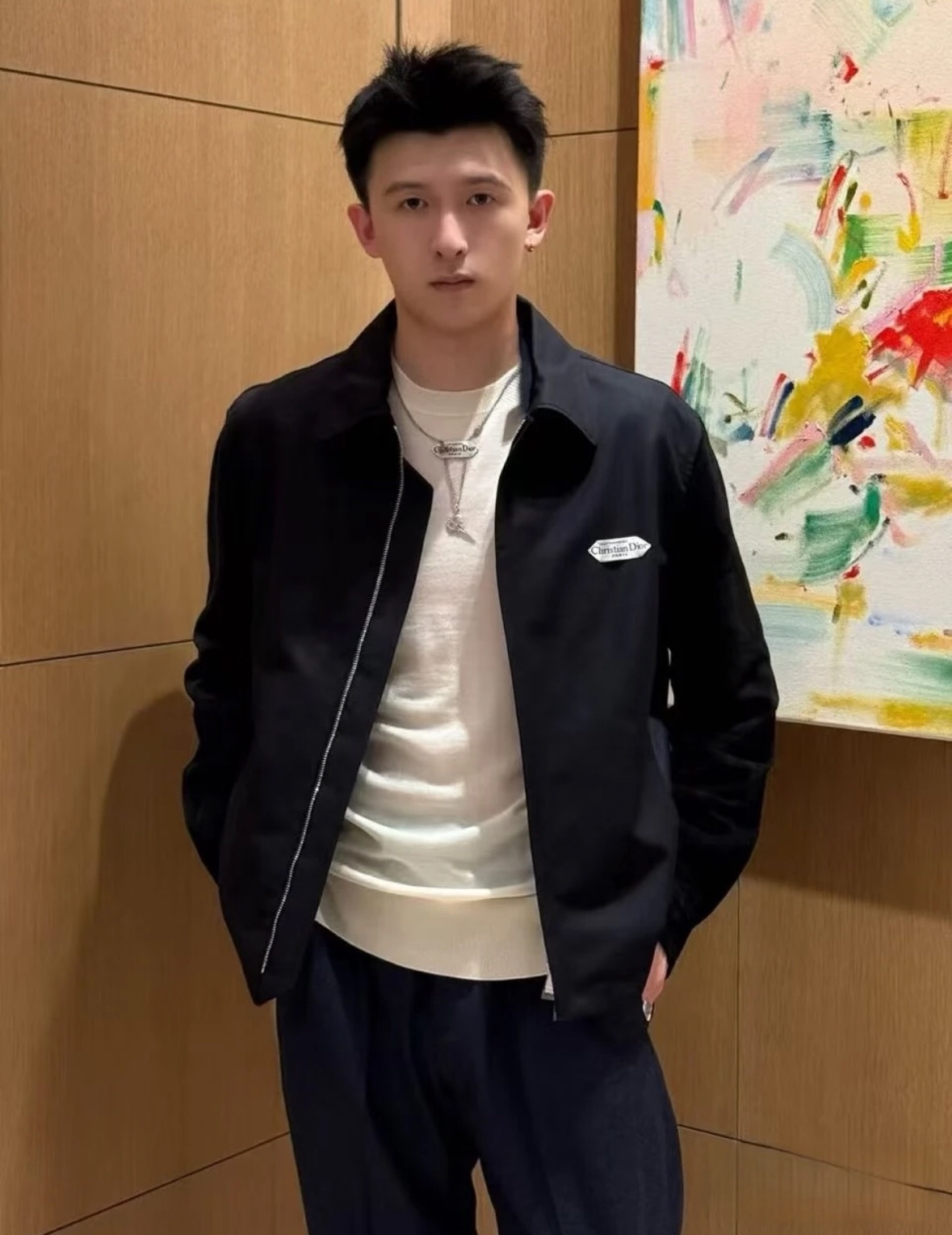 NO:609376,Dior casual jacket high version Cotton twill fabric Suede leather sleeves Fully printed silk lining Lapel design Hidden fly zipper closure Chest label embellishment Simple and fashionable High-end feel Loose fit Easy to put on and take off Comfortable and fashionable without losing style!  Code number 46,48,50,52,,dior,jackets & coats,real silk,alexander wang19860909Dior 休闲 夹克 高版本 棉质斜纹布面料 绒面皮革袖 满印真丝内里衬 翻领设计 隐藏门襟拉链开合 胸前标签布标点缀 简约时尚 高级感十足 宽松版型 穿脱方便 舒适又时髦 不失格调！ 码数46,48,50,52,,dior,jackets & coats,real silk,alexander wang,Men's clothing