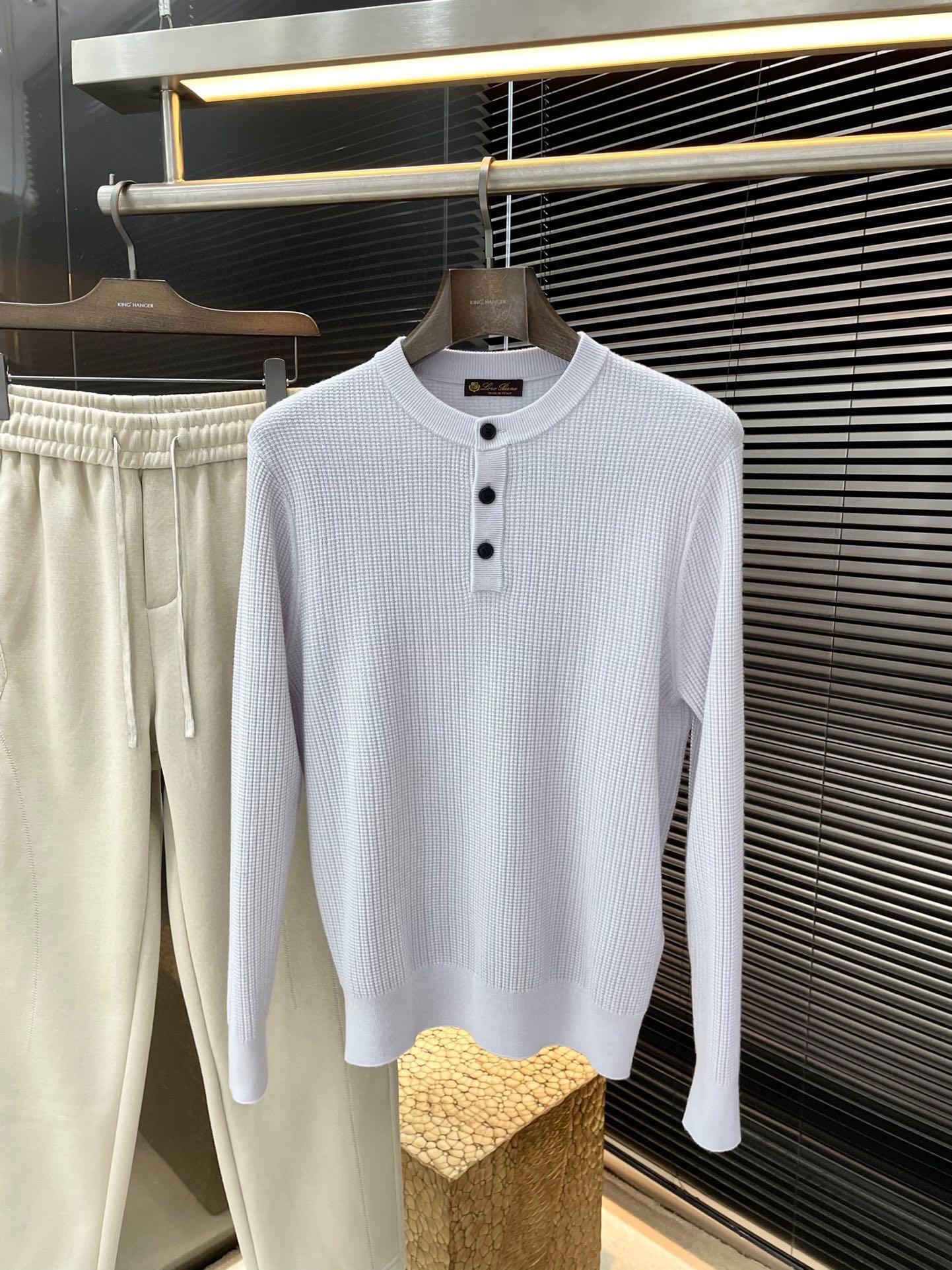 NO:608697,P Loro Piana's 2025 autumn and winter new woolen sweater. This year's latest fabric is made of imported first-class ultra-fine Merino wool fabric. It is simple, elegant and easy to match. The combination is personalized and fashionable, which means you don't have to think for too long about what to wear when you wake up in the morning. Simple and casual can never go wrong. Wearing it with multiple layers is very fashionable!  Size M to XXXL,,loro piana,sweaters,alexander wang19860909P  Loro Piana（诺悠翩雅）2025秋冬季新品羊毛衣,今年最新面料采用进口一等品极细美丽诺羊毛面料,简单大方易搭配 搭配个性时尚,就是你早上起来不用思考太久要穿什么.而简单休闲永远不会出错.穿出多层次感潮犯十足！尺码 M一XXXL,,loro piana,sweaters,alexander wang,Men's clothing