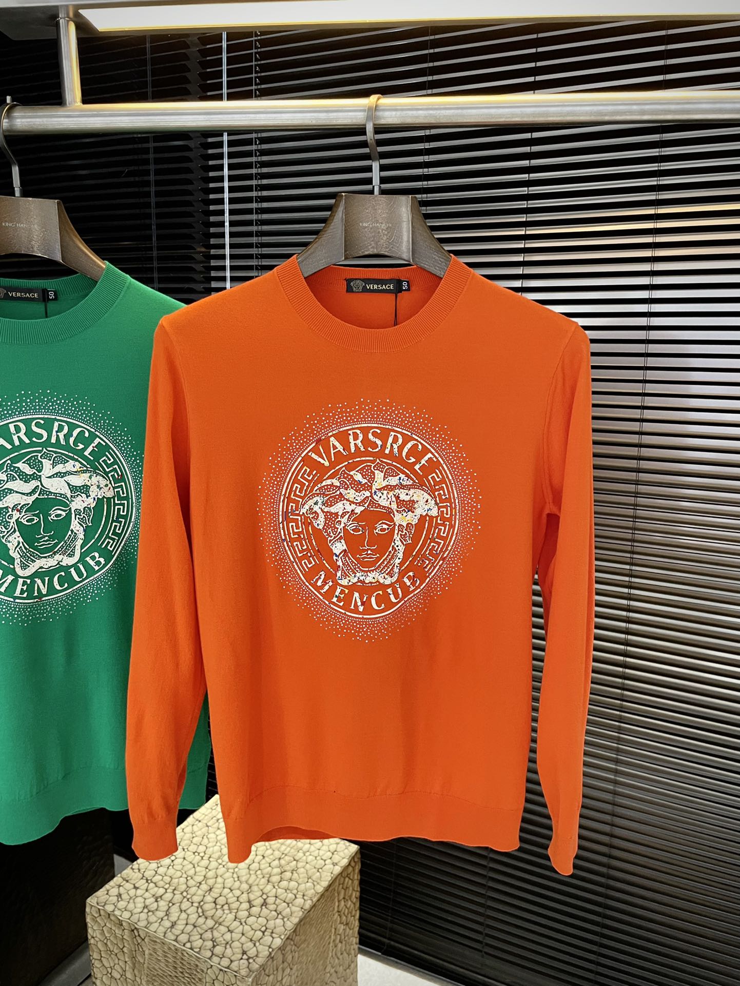 NO:608700,P Versac (Versace) new woolen sweater for autumn and winter 2025. This year’s latest fabric is imported first-class mocha velvet wool fabric. It is simple, elegant and easy to match. The matching is personalized and fashionable, which means you don’t have to think for too long about what to wear when you wake up in the morning. You can never go wrong with simple casual wear. It is full of fashion when you wear it with multiple layers!  Size M to XXXL,,versace,versace,sweaters,alexander wang19860909P  Versac（范思哲）2025秋冬季新品羊毛衣,今年最新面料采用进口一等品摩卡绒羊毛面料,简单大方易搭配 搭配个性时尚,就是你早上起来不用思考太久要穿什么.而简单休闲永远不会出错.穿出多层次感潮犯十足！尺码 M一XXXL,,versace,versace,sweaters,alexander wang,Men's clothing