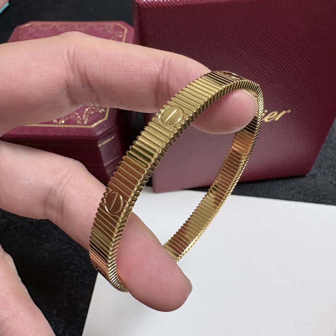 NO:603606,The latest hot model Cartier Cartier official website released the hot Cartier bracelet gold imported Seiko color retention 18k high-end customized top craftsmanship counter logo lettering clear 360 degrees without blind spots!  The new narrow version design is more refined ~ For such a beautiful thing, you must have super white, high-quality jewelry, cartier, cartier, bracelet19860909新款爆款Cartier 卡地亚官网最新发布 火爆卡地亚手镯金色进口精工保色18k高端定制顶级工艺 专柜logo刻字清晰 360度无死角！全新的窄版设计 更显精致～如此美物 你必须拥有超级显白,饰品精品,cartier,cartier,bracelet,Jewelry