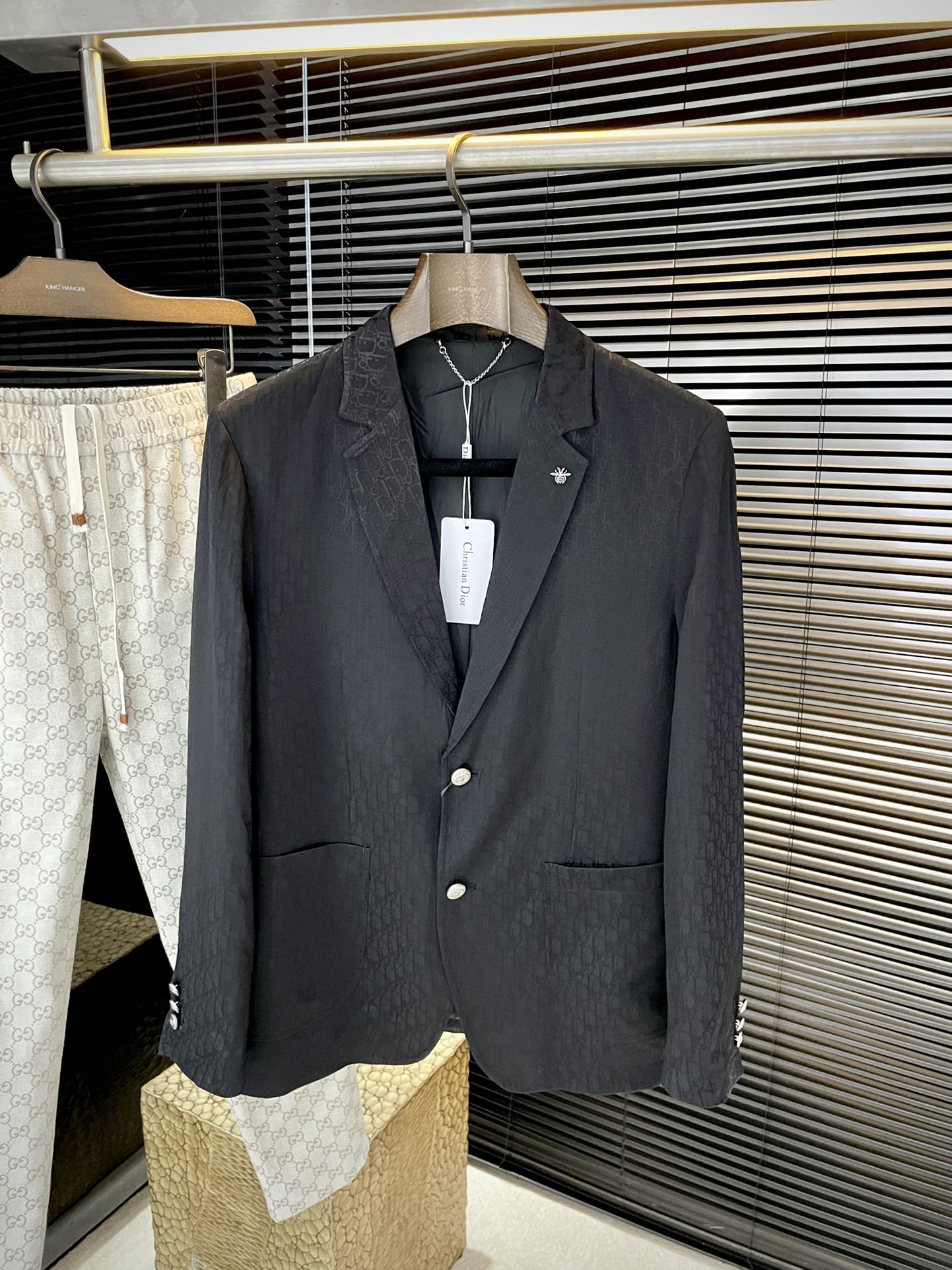 NO:608702,P Dio - (Dior) 2025 autumn new urinary attire, window style, elegant and noble gentleman style suit jacket. Customized jacquard polyester fiber fabric imported from Italy, smooth and delicate, with a very good temperament. The drape and luster of the fabric are definitely uplifting, natural and environmentally friendly printing technology, solid and solid color. Everything is the highest end, the workmanship is neat and smooth, and the shell buckles are top original accessories. At first glance, it is a high-end fabric. This fabric is all custom-woven and there is nothing on the outside.  Good products from regular big factories, nothing to fault. This perfect piece of clothing can be called the ultimate product. It is not too much. Size 48-56, dior, dior, jackets & coats, business suit, alexander wang19860909P  Dio-（迪奥）2025秋季小便西新品 橱窗款 典雅高贵绅士风西装外套 意大利进口定制提花聚脂纤维面料,顺滑细腻,气质感非常好.面料的垂度和光泽绝对是提气,天然环保提印技术,固形固色.所有的一切都是最高端,车工走线整齐平整,贝壳扣都是顶级原版配件.一看就是高档的面料 这种面料都是定织的 外面根本就没有 正规大厂途径出来的好货,无任何可挑剔的地方 此完美的一件衣服 称为臻品 一点也不过分.尺码 48-56,,dior,dior,jackets & coats,business suit,alexander wang,Men's clothing