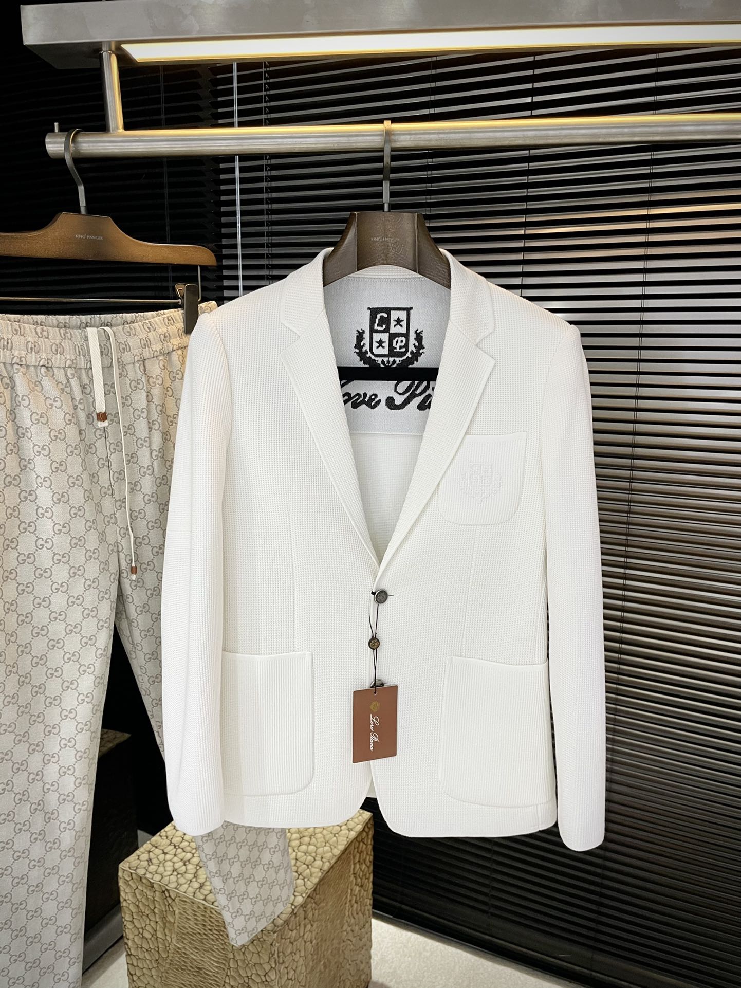 NO:608707,P LP (Nuo You Pian Ya) 2025 new autumn suit jacket. Fashionable business casual, imported viscose fiber fabric with light luster, soft and smooth, delicate texture. Perfectly tailored and close to the body, comfortable and stylish. I can't describe the feel. Handsome and capable design. The version is a slim style. It is great to wear. The stitching details are all very rigorous and elegant. Absolutely the first-line OEM requirements!  Very fashionable casual casual suit, worth owning!  Size M-3XL,,loro piana,jackets & coats,business suit,alexander wang19860909P  LP（诺悠翩雅）2025秋季新品西装外套.时尚商务休闲,进口粘纤面料 淡淡光泽 柔软顺滑 质感细腻.完美剪裁合体贴身 舒适 塑形有型.手感我无法言喻 帅气干练设计 版型属于修身款式 穿着超赞 锁边细节 都非常严谨考究 绝对一线代工要求！非常时尚休闲便装西服 值得拥有！尺码 M-3XL,,loro piana,jackets & coats,business suit,alexander wang,Men's clothing