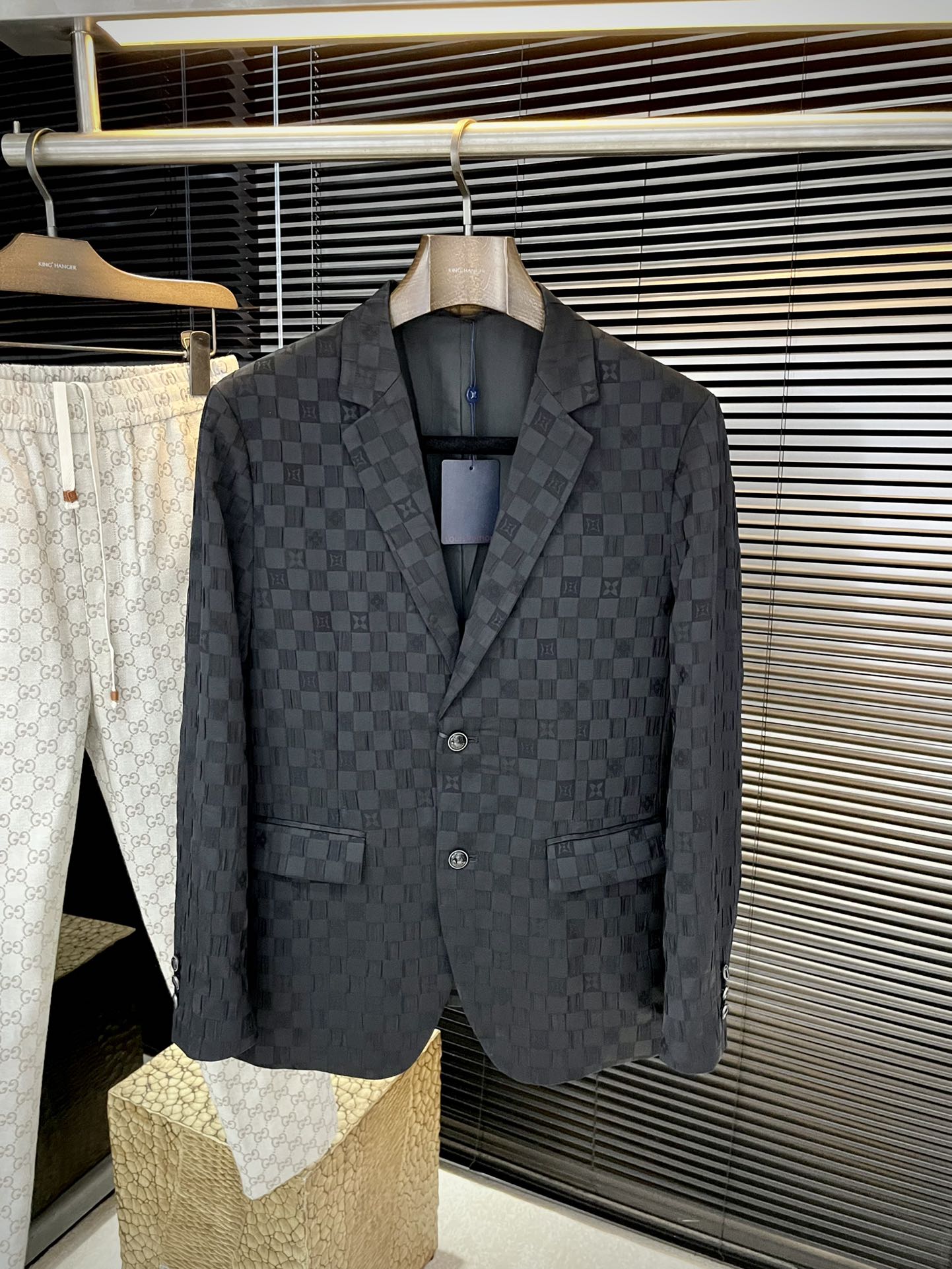 NO:608712,P LOUIS VU (Louis) 2025 autumn new suit jacket. Fashionable business casual, imported polyester fiber fabric, light luster, soft and smooth, delicate texture. Perfectly tailored and close-fitting, comfortable, shaping and stylish. I can't describe the feel. Handsome and capable design. The version is a slim style. It is great to wear. The stitching details are very rigorous and elegant. Absolutely the first-line OEM requirements!  Very fashionable casual casual suit, worth owning!  Size M-3XL,,louis vuitton,louis vuitton,jackets & coats,business suit,alexander wang19860909P  LOUIS VU（路易）2025秋季新品西装外套.时尚商务休闲,进口聚脂纤维面料 淡淡光泽 柔软顺滑 质感细腻.完美剪裁合体贴身 舒适 塑形有型.手感我无法言喻 帅气干练设计 版型属于修身款式 穿着超赞 锁边细节 都非常严谨考究 绝对一线代工要求！非常时尚休闲便装西服 值得拥有！尺码 M-3XL,,louis vuitton,louis vuitton,jackets & coats,business suit,alexander wang,Men's clothing