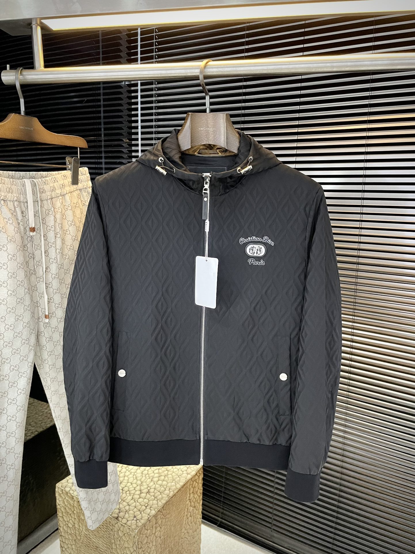 NO:608717,P Dio-(Dior) highly recommended!  2025 new autumn products are on sale simultaneously on the official website. Simple and elegant jacket. Imported original high-quality polyester fiber fabric. The sag and luster are definitely uplifting. The placket design is more youthful and energetic. The workmanship is neat and smooth. All hardware accessories are supplied by customers. Top accessories with logo. At first glance, it is high-end fabrics. This fabric is custom-woven. It is a good product from a regular factory. There is nothing picky about it. This kind of jacket is for regular wear and is very practical. Size  48-56,,dior,dior,jackets & coats,jackets & coats,alexander wang19860909P  Dio-（迪奥）重磅推荐！2025秋季新品 官网同步发售 简约大方夹克 进口原版高品质聚脂纤维面料,垂度和光泽绝对是提气,门襟设计 更显青春活力,车工走线整齐平整,所有五金附料都是客供带logo顶级配件 一看就是高档的面料 这种面料都是定织的 正规大厂途径出来的好货,无任何有挑剔的地方 这样的一件外套属于常备常穿的,实用性很强.尺码 48-56,,dior,dior,jackets & coats,jackets & coats,alexander wang,Men's clothing