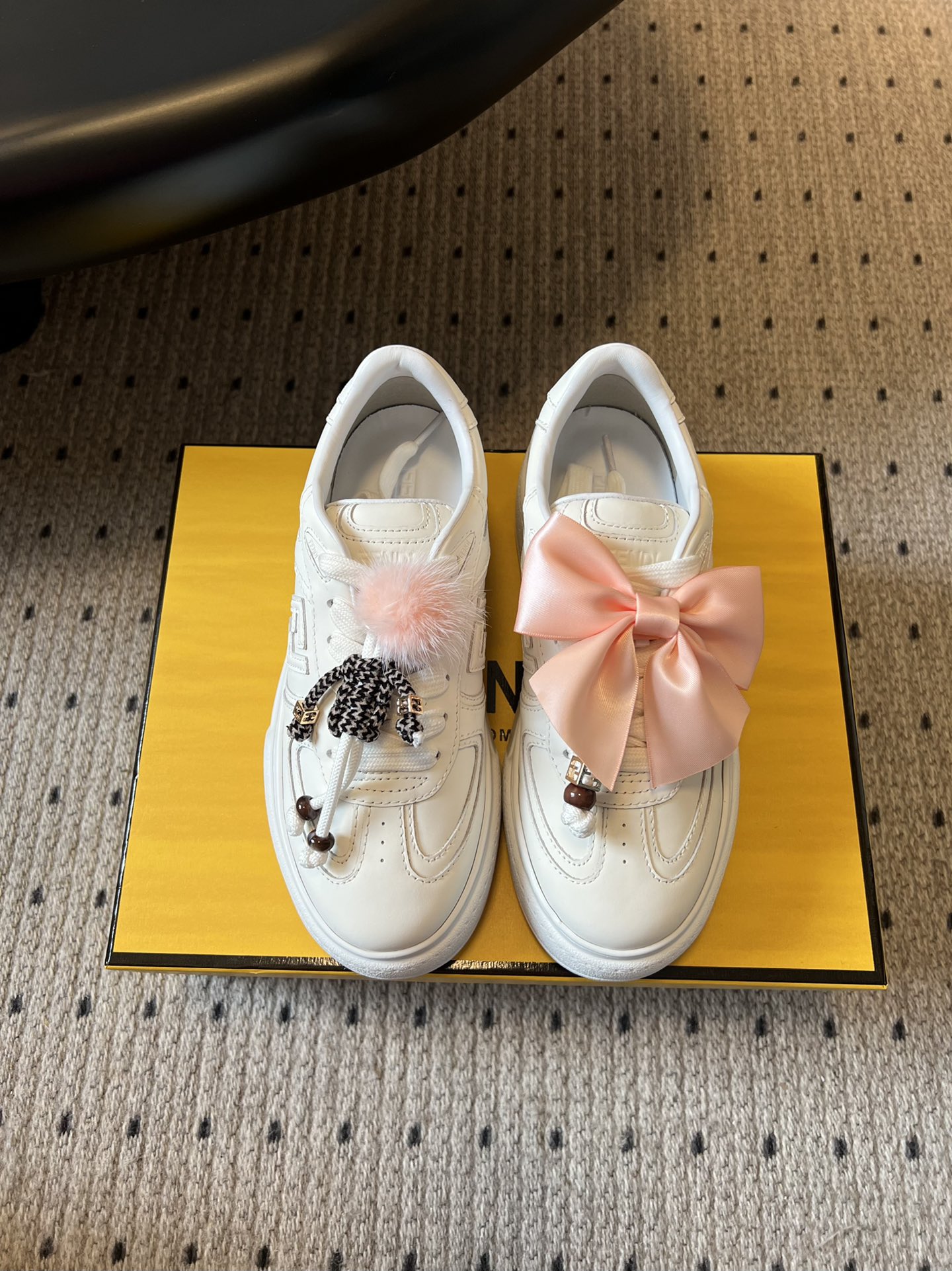 NO:628202,The top version of Fendi Fendi 25ss thick-soled platform shoes sports casual shoes is designed with thick-soled platform shoes, which increase the height and length of the legs. At the same time, the shoe body line is loose, which is the popular 'bread shoe' lazy feeling; with detachable decoration, the style can be freely combined, and the sweet-cool/gentle switch is flexible; using leather denim splicing, the texture is stiff and durable;  It not only retains the sense of sophistication of luxury brands, but also adds 'sweet girl' attributes through plush and bow elements. It is suitable for daily leisure, light commuting and other scenes, and looks great with skirts/jeans. The upper is cow suede, the lining is sheepskin, and the original open-molded outsole has increased by 5cm. Size: 35-41 (customized size 40.41 is not returnable), casual shoes/sports shoes, fendi, fendi, sneakers, skirts, jeans, sheepskin19860909顶级版本 Fendi芬迪25ss厚底松糕鞋运动休闲鞋 设计鞋型是厚底松糕款,增高显腿长,同时鞋身线条宽松,是当下流行的“面包鞋”慵懒感；搭配可拆卸装饰,可以自由组合风格,甜酷/温柔切换灵活；采用皮质牛仔拼接,质感挺括耐穿； 既保留了奢侈品牌的精致感,又通过毛绒、蝴蝶结元素增加了“甜妹”属性,适合日常休闲、轻通勤等场景,搭配裙子/牛仔裤都很出片. 鞋面牛反绒 内里羊皮 大底原版开模大底 增高5cm size :35-41码（40.41码定制不退换）,休闲鞋/运动鞋,fendi,fendi,sneakers,skirts,jeans,sheepskin,Women's Shoes