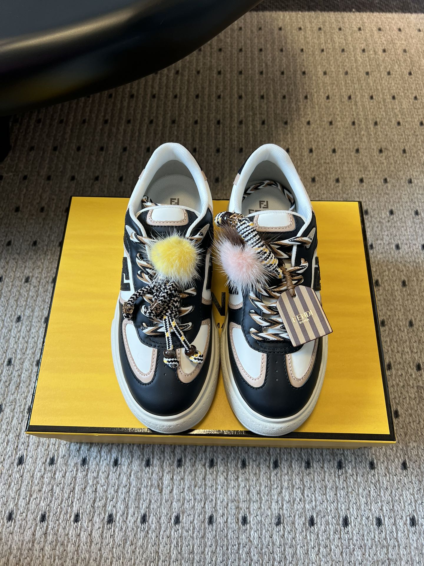 NO:616455,Top-quality Fend*25ss thick-soled platform shoes are sports and casual shoes. The design of the shoes is thick-soled platform shoes, which increase the height and length of the legs. At the same time, the shoe body lines are loose, which is the popular 'bread shoe' lazy feeling. With detachable decoration, you can freely combine styles, and can switch between sweet and cool/gentle flexibly. Made of leather and denim splicing, the texture is stiff and durable;  It not only retains the sense of sophistication of luxury brands, but also adds 'sweet girl' attributes through plush and bow elements. It is suitable for daily leisure, light commuting and other scenes, and looks great with skirts/jeans. The upper is cow suede, the lining is sheepskin, the original open-molded outsole, increased by 5cm, size: 35-41 (customized size 40 is not returnable), casual shoes/sports shoes, fendi, sneakers, skirts, jeans, sheepskin19860909顶级品质 Fend*25ss厚底松糕鞋运动休闲鞋 设计鞋型是厚底松糕款,增高显腿长,同时鞋身线条宽松,是当下流行的“面包鞋”慵懒感；搭配可拆卸装饰,可以自由组合风格,甜酷/温柔切换灵活；采用皮质牛仔拼接,质感挺括耐穿； 既保留了奢侈品牌的精致感,又通过毛绒、蝴蝶结元素增加了“甜妹”属性,适合日常休闲、轻通勤等场景,搭配裙子/牛仔裤都很出片. 鞋面牛反绒 内里羊皮 大底原版开模大底 增高5cm size :35-41码（40码定制不退换）,休闲鞋/运动鞋,fendi,sneakers,skirts,jeans,sheepskin,Women's Shoes