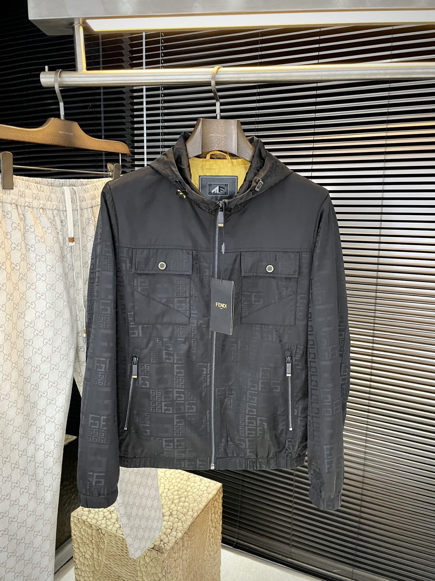 NO:608688,P FEND is highly recommended!  2025 new autumn products are on sale simultaneously on the official website. Simple and elegant jacket. Imported original high-quality polyester fiber fabric. The sag and luster are definitely uplifting. The placket design is more youthful and energetic. The workmanship is neat and smooth. All hardware accessories are supplied by customers. Top accessories with logo. At first glance, it is high-end fabrics. This fabric is custom-woven. It is a good product from a regular factory. There is nothing picky about it. This kind of jacket is for regular wear and is very practical. Size  48-56,,fendi,fendi,jackets & coats,jackets & coats,alexander wang19860909P  FEND（芬迪）重磅推荐！2025秋季新品 官网同步发售 简约大方夹克 进口原版高品质聚脂纤维面料,垂度和光泽绝对是提气,门襟设计 更显青春活力,车工走线整齐平整,所有五金附料都是客供带logo顶级配件 一看就是高档的面料 这种面料都是定织的 正规大厂途径出来的好货,无任何有挑剔的地方 这样的一件外套属于常备常穿的,实用性很强.尺码 48-56,,fendi,fendi,jackets & coats,jackets & coats,alexander wang,Men's clothing