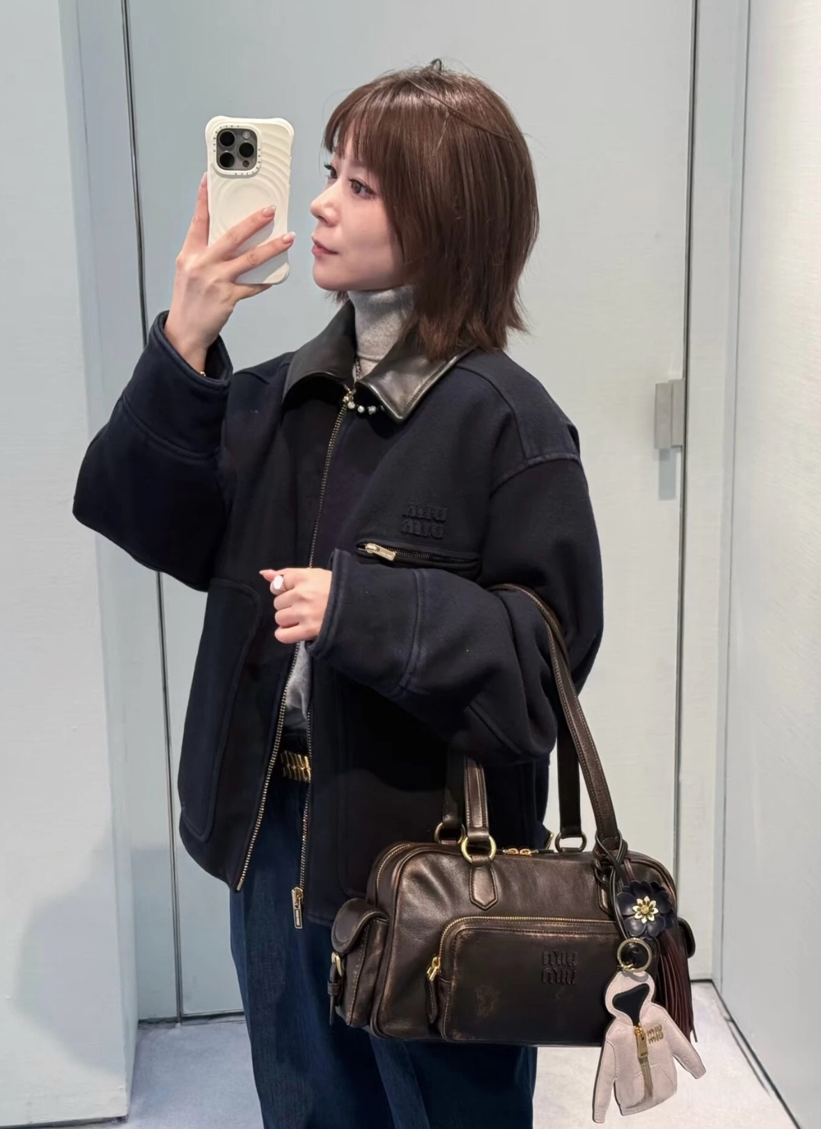 NO:609382,MiuMiu woolen quilted jacket, washed woolen fabric, feels very comfortable, thick and warm, black leather collar, embroidered applique pattern, elastic buckle at the waist, loose fit, can be easily controlled by any body shape, fashionable and beloved, code number 46, 48, 50, 52,, miumiu, alexander wang19860909MiuMiu 呢子 夹棉服 水洗毛呢面料 摸起来很舒服 厚实保暖 黑色皮革领子 刺绣贴花图案 腰间松紧扣 宽松版型 任何身形都可轻松驾驭 时髦精挚爱 码数46,48,50,52,,miumiu,alexander wang,Men's clothing