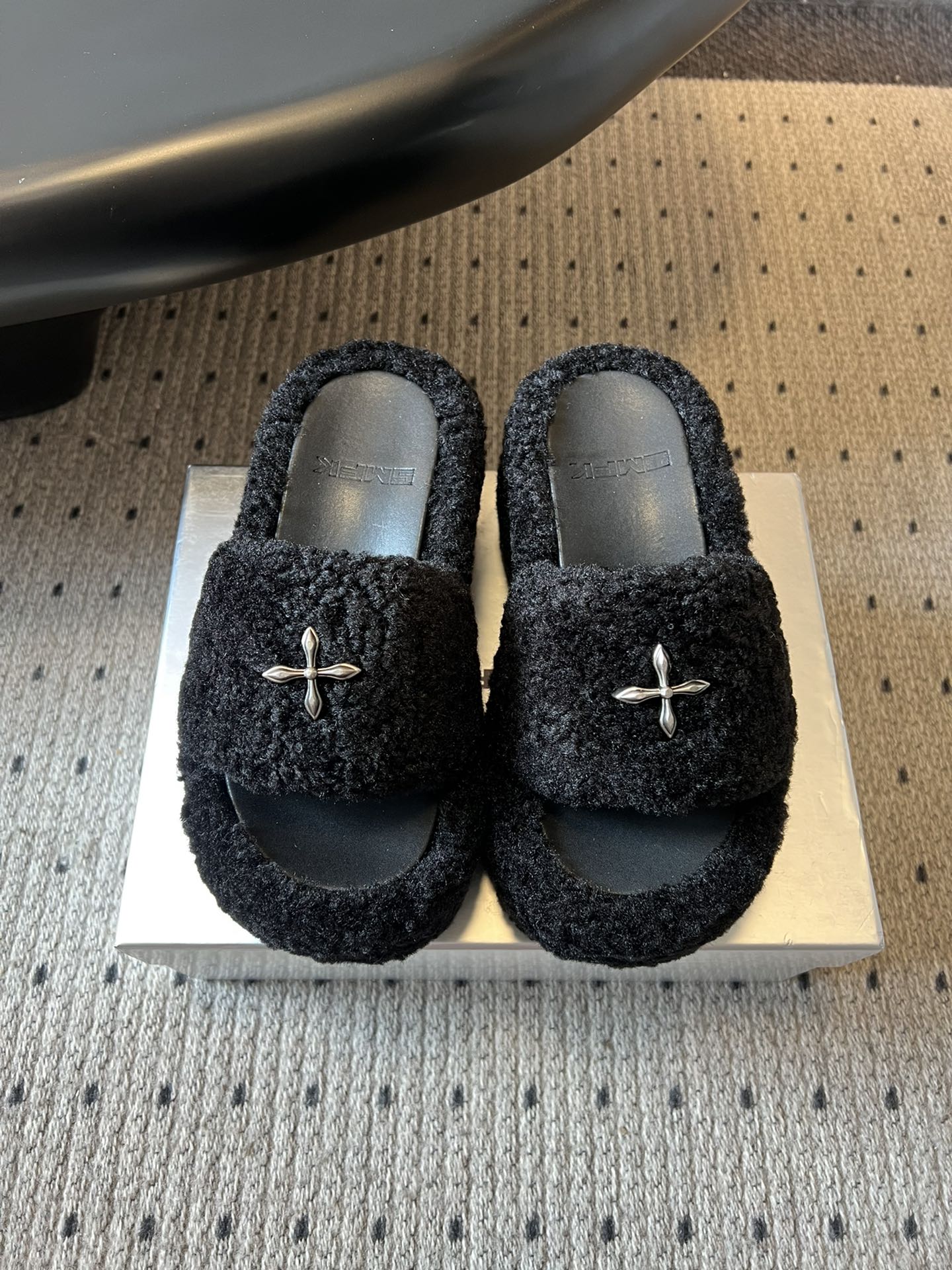 NO:614017,SMF* 25SS cross statue thick-soled plush open-toe slippers are made of imitation lamb wool, which is soft and fluffy to the touch and has good warmth retention. There is a metal cross decoration on the upper, which adds a sense of design and sophistication. It is an open-toe slipper type, with a casual and casual style. At the same time, it has a hint of sweetness and coolness due to the metal decoration. It is a fashionable item for 'home + outdoor wear'.  Pair it with plush pajamas of the same color or loose gray home clothes to enjoy a comfortable and comfortable time at home while still being fashionable. Choose black denim shorts and a black tight top, wear an oversize gray sweatshirt, and wear black slippers to create a casual and cool street style. Fabric: Knitted fleece Lined sponge mesh Outsole Rubber outsole Increased by 9cm  Size35-40 (40 is custom-made and cannot be returned or exchanged), furry shoes and slippers, versace, slippers, hoodie, sweatshirts, shorts19860909SMF* 25SS十字雕像厚底毛绒露趾拖鞋 采用仿羊羔毛材质,触感柔软蓬松,保暖性较好；鞋面上有金属十字装饰,增添了设计感与精致度.为露趾拖鞋型,风格休闲随性,同时又因金属装饰带有一丝甜酷感,是“居家+外穿”两用的时尚单品. 搭配同色系毛绒睡衣或宽松的灰色家居服,在家中享受舒适惬意的时光,同时也不失时尚感.选择黑色牛仔短裤和黑色紧身上衣,外搭一件oversize的灰色卫衣,脚踩黑色款拖鞋,打造出随性又酷飒的街头风格. 面料针织毛 内里海绵网 大底橡胶大底 增高9cm Size35-40（40订做不退换）,毛毛鞋拖鞋,versace,slippers,hoodie,sweatshirts,shorts,Women's Shoes