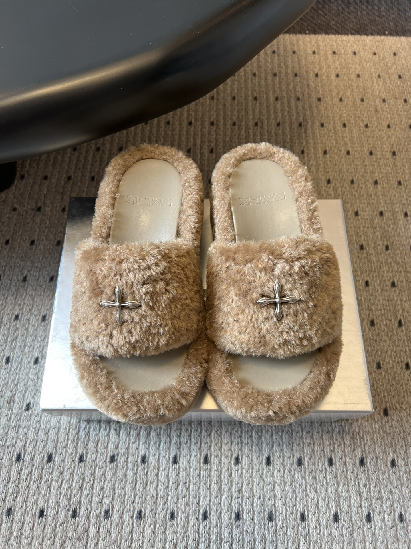 NO:614022,SMF* 25SS cross statue thick-soled plush open-toe slippers are made of imitation lamb wool, which is soft and fluffy to the touch and has good warmth retention. There is a metal cross decoration on the upper, which adds a sense of design and sophistication. It is an open-toe slipper type, with a casual and casual style. At the same time, it has a hint of sweetness and coolness due to the metal decoration. It is a fashionable item for 'home + outdoor wear'.  Pair it with plush pajamas of the same color or loose gray home clothes to enjoy a comfortable and comfortable time at home while still being fashionable. Choose black denim shorts and a black tight top, wear an oversize gray sweatshirt, and wear black slippers to create a casual and cool street style. Fabric: Knitted fleece Lined sponge mesh Outsole Rubber outsole Increased by 9cm  Size35-40 (40 is custom-made and cannot be returned or exchanged), furry shoes and slippers, versace, slippers, hoodie, sweatshirts, shorts19860909SMF* 25SS十字雕像厚底毛绒露趾拖鞋 采用仿羊羔毛材质,触感柔软蓬松,保暖性较好；鞋面上有金属十字装饰,增添了设计感与精致度.为露趾拖鞋型,风格休闲随性,同时又因金属装饰带有一丝甜酷感,是“居家+外穿”两用的时尚单品. 搭配同色系毛绒睡衣或宽松的灰色家居服,在家中享受舒适惬意的时光,同时也不失时尚感.选择黑色牛仔短裤和黑色紧身上衣,外搭一件oversize的灰色卫衣,脚踩黑色款拖鞋,打造出随性又酷飒的街头风格. 面料针织毛 内里海绵网 大底橡胶大底 增高9cm Size35-40（40订做不退换）,毛毛鞋拖鞋,versace,slippers,hoodie,sweatshirts,shorts,Women's Shoes