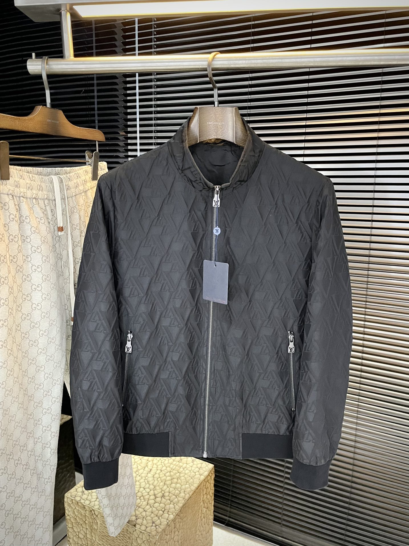 NO:608690,P LOUIS VU (Louis) highly recommended!  New products for autumn 2025 are on sale simultaneously on the official website. Simple and elegant jacket. Imported original high-quality nylon fabric. The drape and luster are definitely uplifting. The placket design is more youthful and energetic. The workmanship is neat and smooth. All hardware and accessories are supplied by customers. Top accessories with logo. At first glance, it is high-end fabrics. This fabric is custom-woven. It is a good product from a regular factory. There is nothing picky about it. This kind of jacket is for regular wear and is very practical. Size  48-56,,louis vuitton,louis vuitton,jackets & coats,jackets & coats,alexander wang19860909P  LOUIS VU（路易）重磅推荐！2025秋季新品 官网同步发售 简约大方夹克 进口原版高品质锦纶面料,垂度和光泽绝对是提气,门襟设计 更显青春活力,车工走线整齐平整,所有五金附料都是客供带logo顶级配件 一看就是高档的面料 这种面料都是定织的 正规大厂途径出来的好货,无任何有挑剔的地方 这样的一件外套属于常备常穿的,实用性很强.尺码 48-56,,louis vuitton,louis vuitton,jackets & coats,jackets & coats,alexander wang,Men's clothing