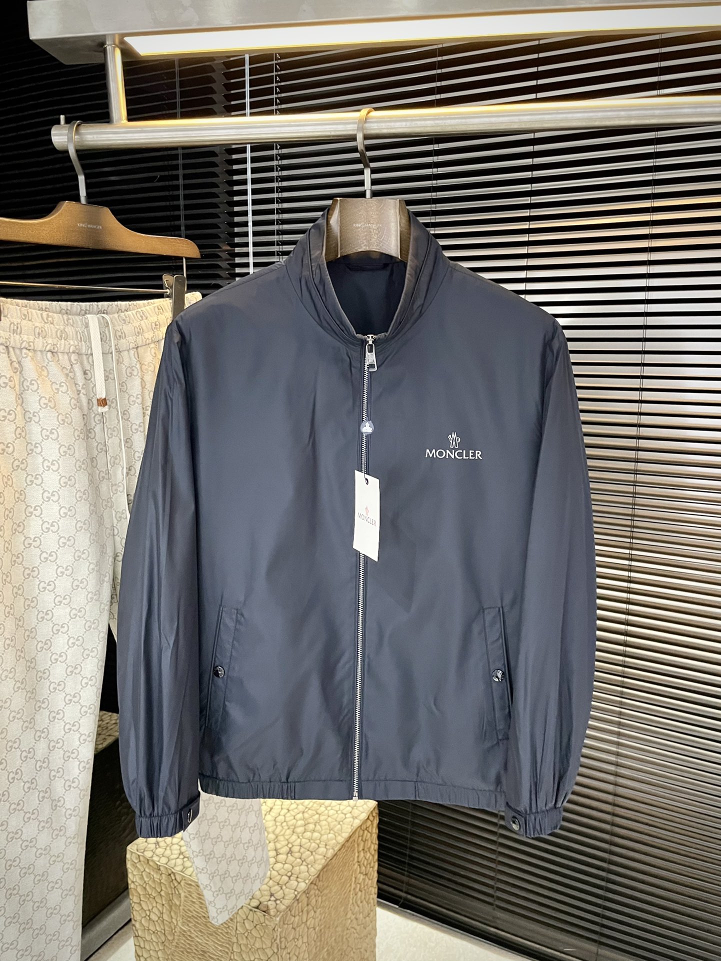 NO:608692,P Monch is highly recommended!  2025 new autumn products are on sale simultaneously on the official website. Simple and elegant jacket. Imported original high-quality nylon fabric. The sag and luster are definitely uplifting. The placket design is more youthful and energetic. The workmanship is neat and smooth. All hardware and accessories are supplied by customers. Top accessories with logo. At first glance, it is high-end fabrics. This fabric is custom-woven. It is a good product from a regular factory. There is nothing picky about it. This kind of jacket is for regular wear and is very practical. Size  48-56,,Moncler,jackets & coats,jackets & coats,alexander wang19860909P  Monch（蒙口）重磅推荐！2025秋季新品 官网同步发售 简约大方夹克 进口原版高品质锦纶面料,垂度和光泽绝对是提气,门襟设计 更显青春活力,车工走线整齐平整,所有五金附料都是客供带logo顶级配件 一看就是高档的面料 这种面料都是定织的 正规大厂途径出来的好货,无任何有挑剔的地方 这样的一件外套属于常备常穿的,实用性很强.尺码 48-56,,Moncler,jackets & coats,jackets & coats,alexander wang,Men's clothing