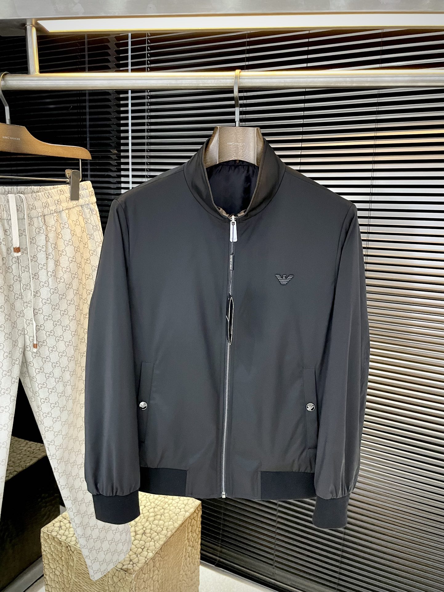 NO:608695,P EmporioArm-(EmporioArm) highly recommended!  2025 new autumn products are on sale simultaneously on the official website. Simple and elegant double-sided jacket. Imported original high-quality polyester fiber fabric. The sag and luster are definitely uplifting. The placket design is more youthful and energetic. The lathe lines are neat and smooth. All hardware accessories are supplied by customers and have logo top accessories. At first glance, they are high-end fabrics. This fabric is custom-woven and is a good product from a regular factory. There is nothing picky about it. This kind of jacket is for regular wear and is very practical. Size  48-56,,jackets & coats,jackets & coats,alexander wang19860909P  EmporioArm-（阿玛）重磅推荐！2025秋季新品 官网同步发售 简约大方双面夹克 进口原版高品质聚脂纤维面料,垂度和光泽绝对是提气,门襟设计 更显青春活力,车工走线整齐平整,所有五金附料都是客供带logo顶级配件 一看就是高档的面料 这种面料都是定织的 正规大厂途径出来的好货,无任何有挑剔的地方 这样的一件外套属于常备常穿的,实用性很强.尺码 48-56,,jackets & coats,jackets & coats,alexander wang,Men's clothing