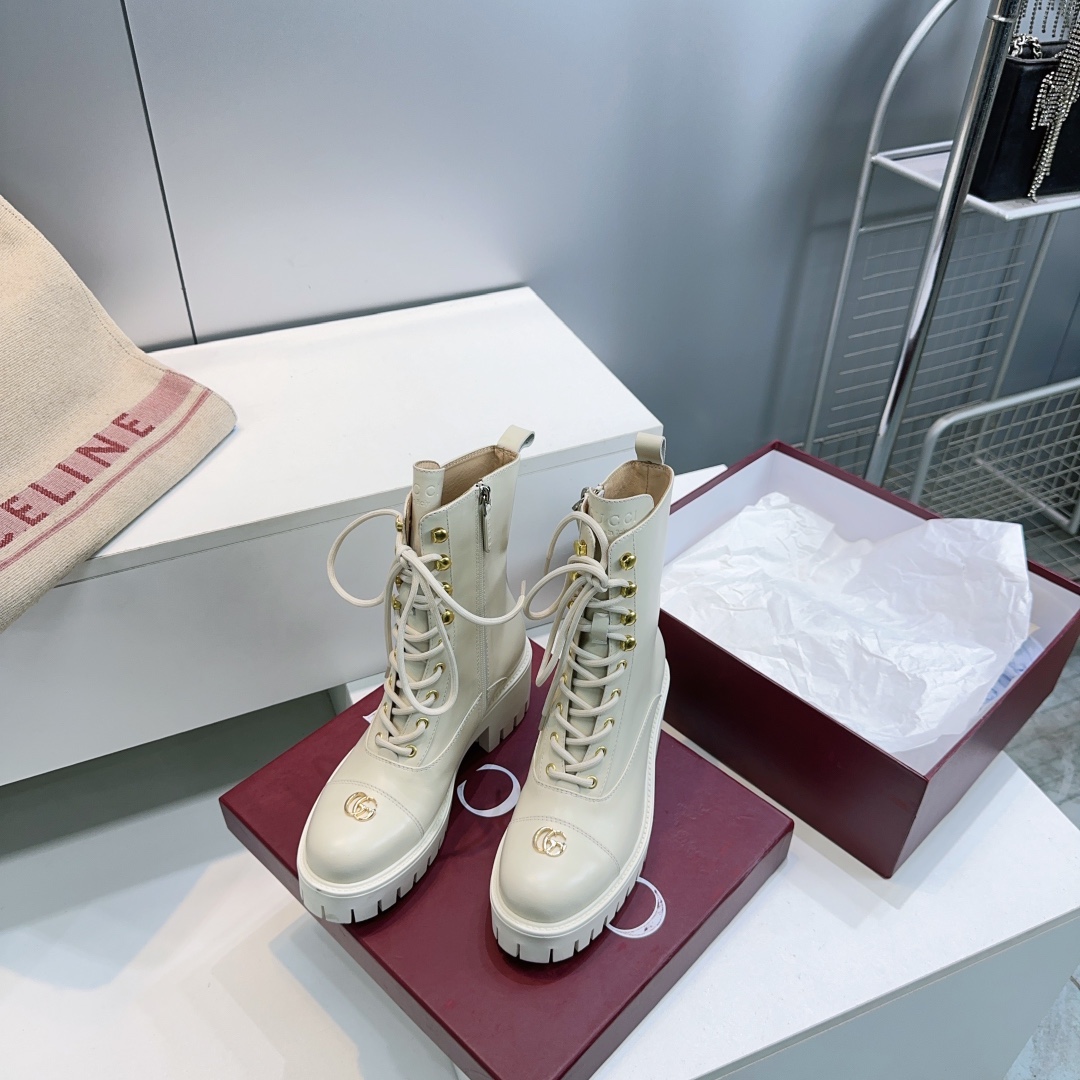 NO:628070,High quality!  Top quality GUCCI 25 autumn and winter new women's classic double G lace thick heel short boots Martin boots!  These lace-up ankle boots are carefully crafted from the iconic GG cow leather, highlighting the brand's timeless and elegant aesthetic style. This ankle boot has a bold silhouette design and is paired with a rubber grooved sole, which not only provides stable support, but also gives the entire style a modern and sophisticated style. The upper is made of calfskin, the lining is water-dyed cowhide, and the original molded rubber outsole. Heel height: 6cm. Size: 36-41 (40 and 41 orders are non-returnable)  With original packaging, boots, gucci, gucci, boots, cowhide19860909高品质！顶级品质GUCCI 古驰25秋冬新品女士经典双G系带粗跟短靴马丁靴！ 这款系带踝靴采用标志性GG牛皮革精心制作,彰显品牌隽永优雅的美学风格.这款踝靴采用大胆的廓形设计,搭配橡胶沟纹鞋底,提供稳固支撑的同时,赋予整个款型现代精致格调. 鞋面采用小牛皮 内里垫脚水染牛皮 原版开模成型橡胶大底 后鞋跟高:6cm 码数:36-41（40 41订不退换） 配原版包装,靴子,gucci,gucci,boots,cowhide,Women's Shoes