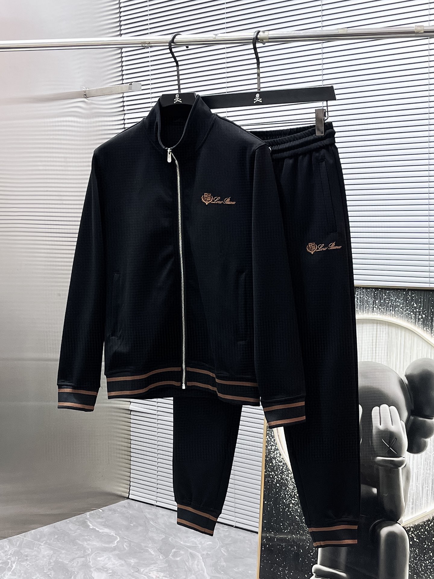 425💰 LP 爆款套装来袭  专注官网原版 2025全新爆款开衫套装 原单狠货🇭🇰倾注顶级设计师的精心之作 就为一个贴合、完美的上身效果 全天然优质天丝罗马棉100%，贴身的舒适感 高贵典雅！原厂五金无不彰显优雅高贵气质！专柜尺码：M-3XL（最大穿到190斤）