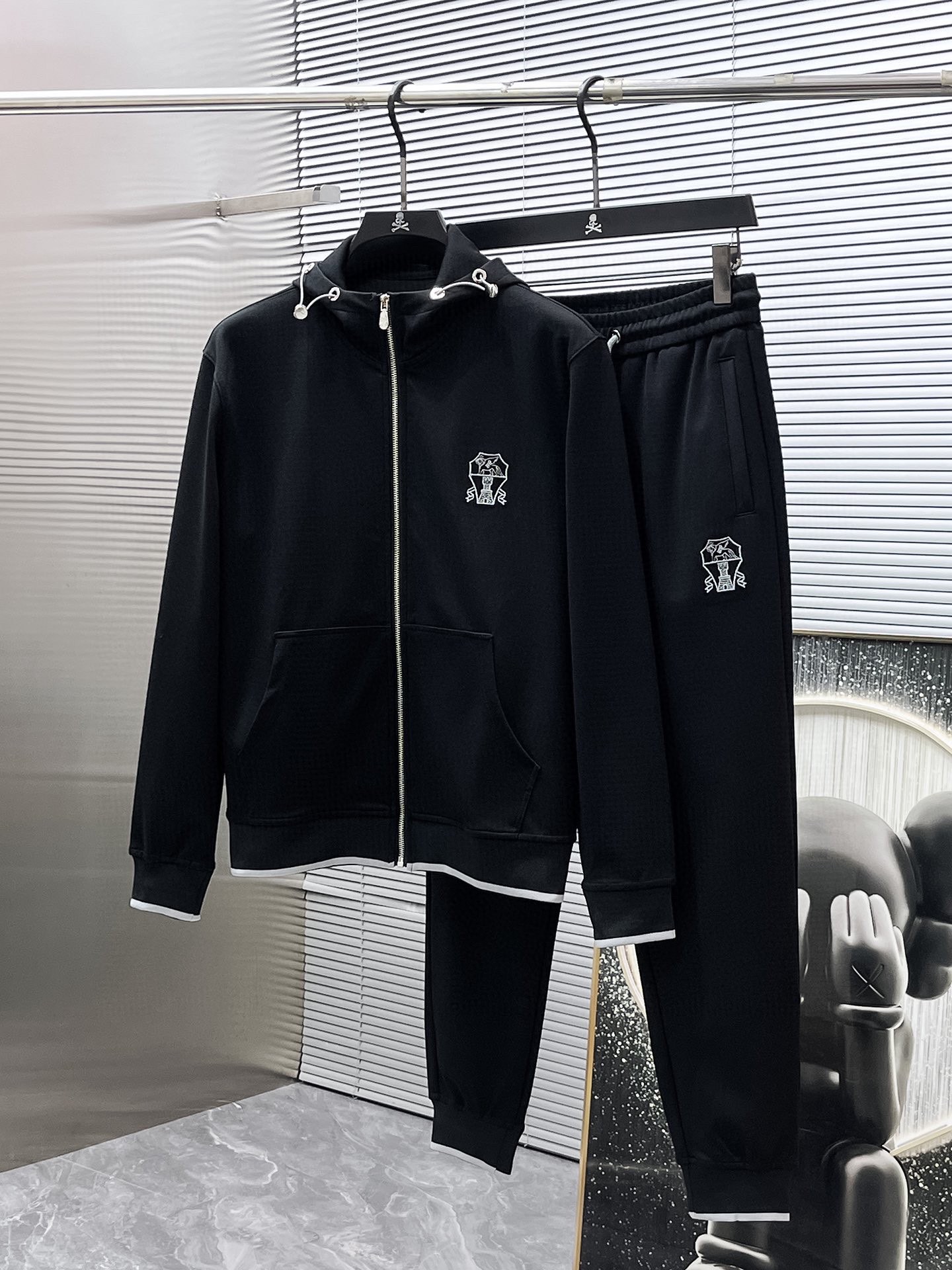 425💰 BC 爆款套装来袭  专注官网原版 2025全新爆款开衫套装 原单狠货🇭🇰倾注顶级设计师的精心之作 就为一个贴合、完美的上身效果 全天然优质天丝罗马棉100%，贴身的舒适感 高贵典雅！原厂五金无不彰显优雅高贵气质！专柜尺码：M-3XL（最大穿到190斤）