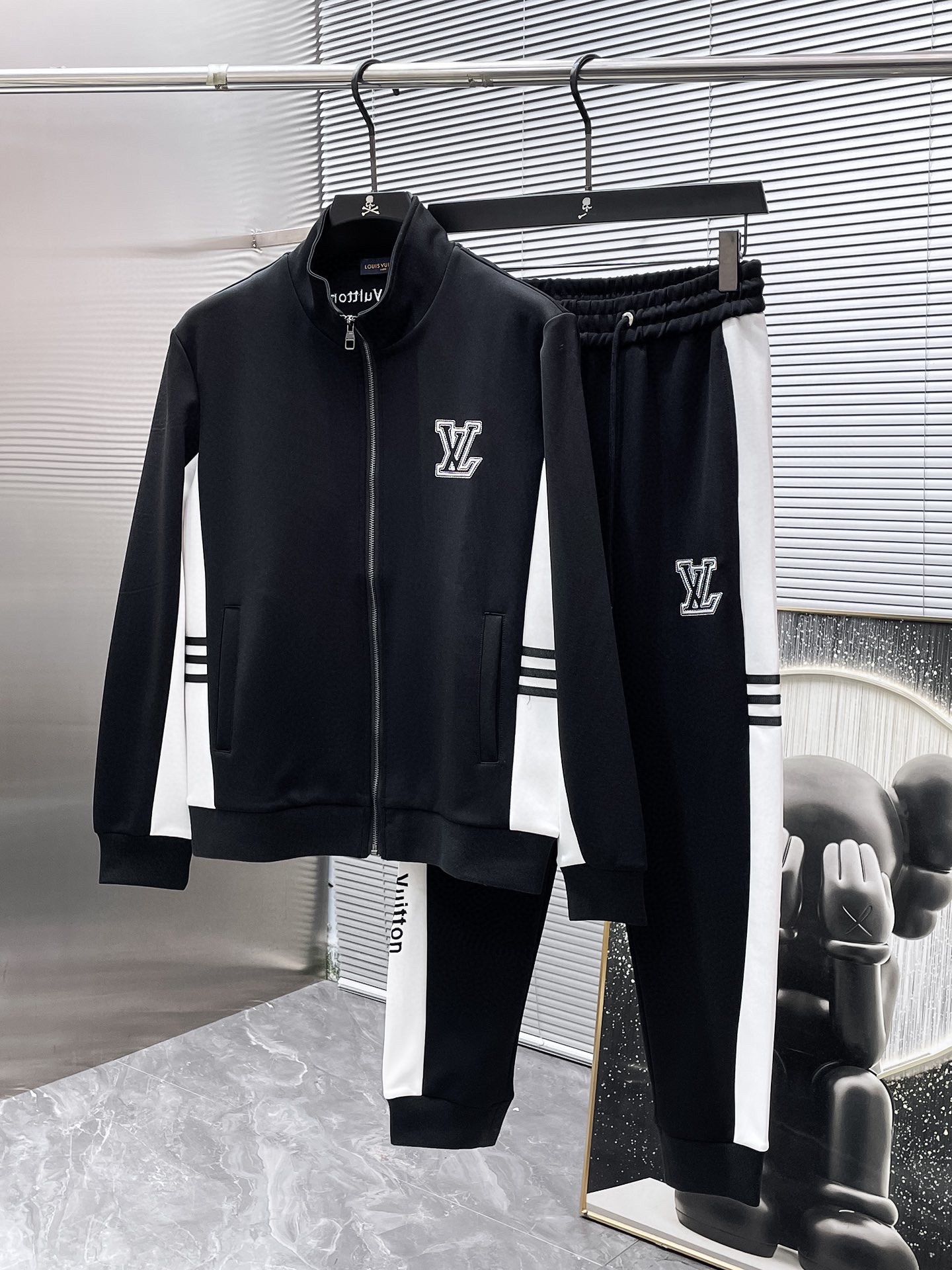 425💰 LV 爆款套装来袭 专注官网原版 2025全新爆款开衫套装 原单狠货🇭🇰倾注顶级设计师的精心之作 就为一个贴合、完美的上身效果 全天然优质天丝罗马棉100%,贴身的舒适感 高贵典雅!原厂五金无不彰显优雅高贵气质!专柜尺码:M-3XL(最大穿到190斤)