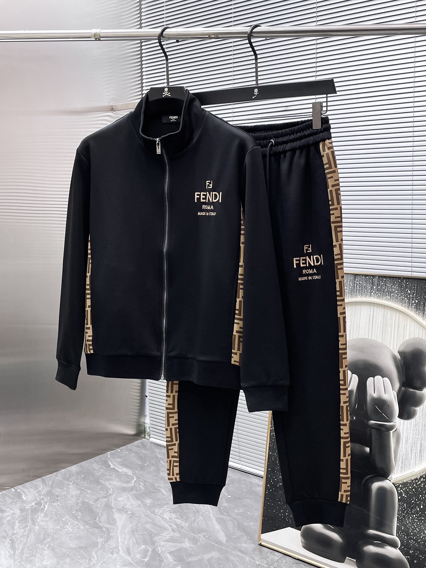 425💰 芬迪 爆款套装来袭  专注官网原版 2025全新爆款开衫套装 原单狠货🇭🇰倾注顶级设计师的精心之作 就为一个贴合、完美的上身效果 全天然优质天丝罗马棉100%，贴身的舒适感 高贵典雅！原厂五金无不彰显优雅高贵气质！专柜尺码：M-3XL（最大穿到190斤）