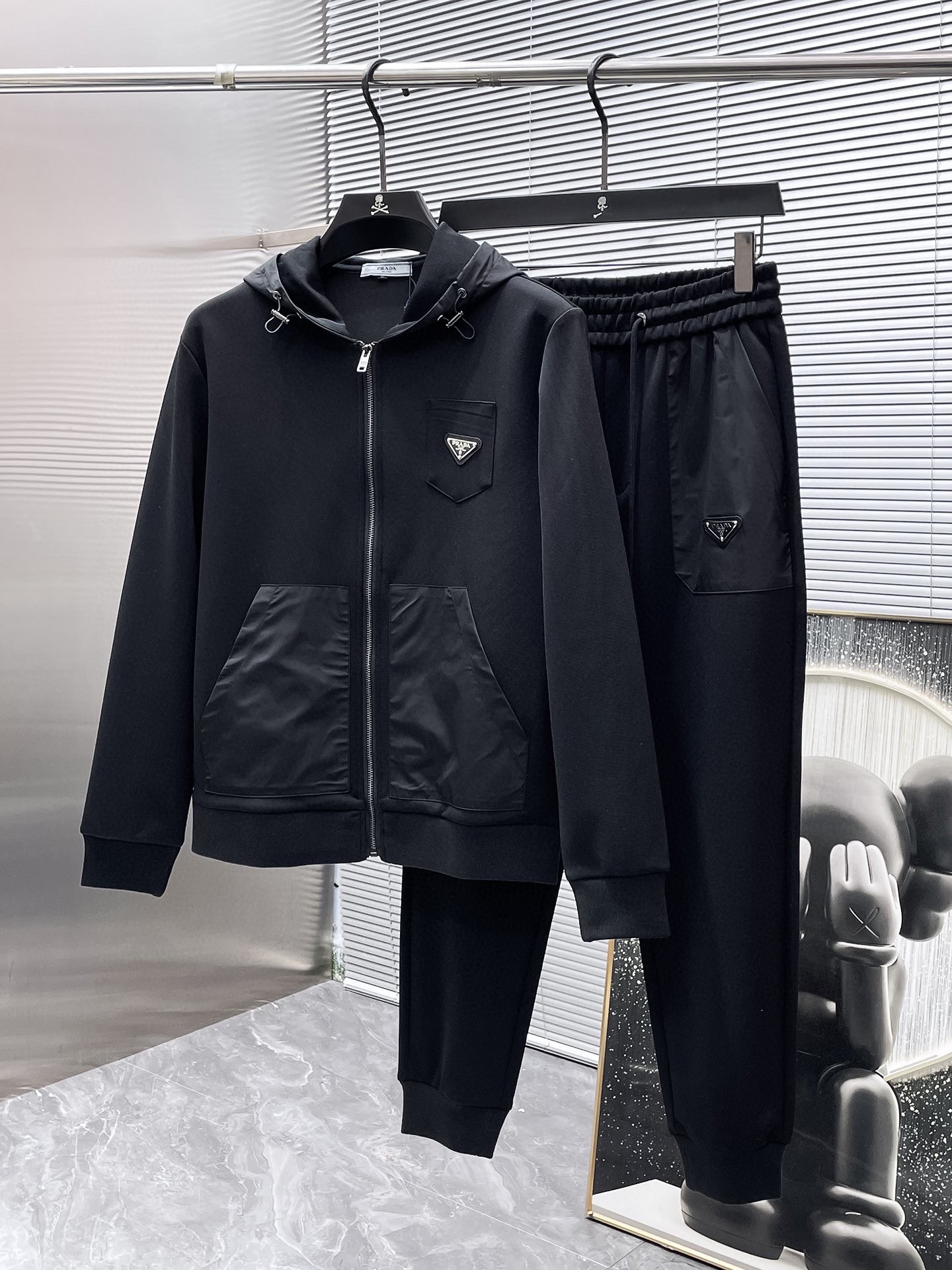 425💰 普拉达 爆款套装来袭  专注官网原版 2025全新爆款开衫套装 原单狠货🇭🇰倾注顶级设计师的精心之作 就为一个贴合、完美的上身效果 全天然优质天丝罗马棉100%，贴身的舒适感 高贵典雅！原厂五金无不彰显优雅高贵气质！专柜尺码：M-3XL（最大穿到190斤）